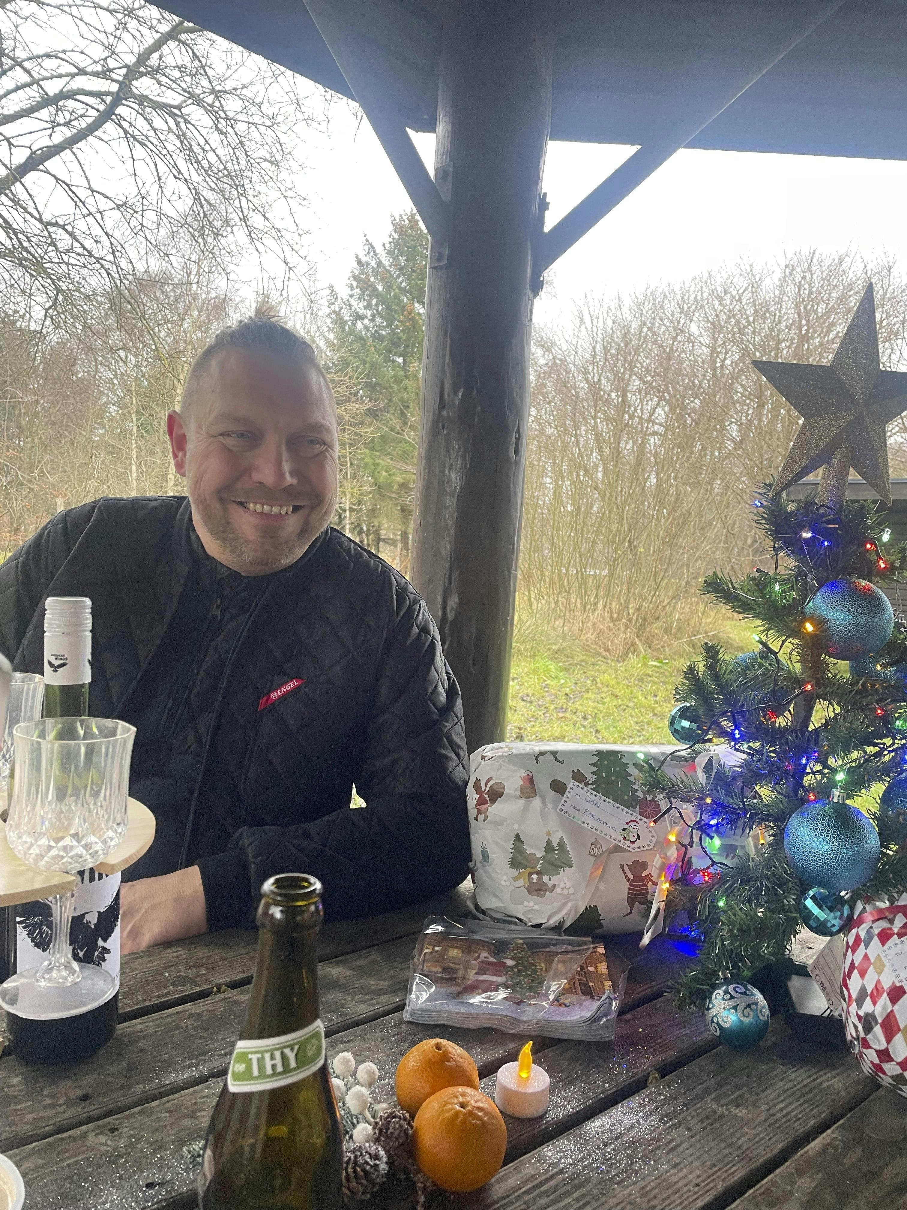 Gitte Elisabeth Winther-Berg foretrækker at holde juleaften under åben himmel i shelter. Her ses hendes mand John.