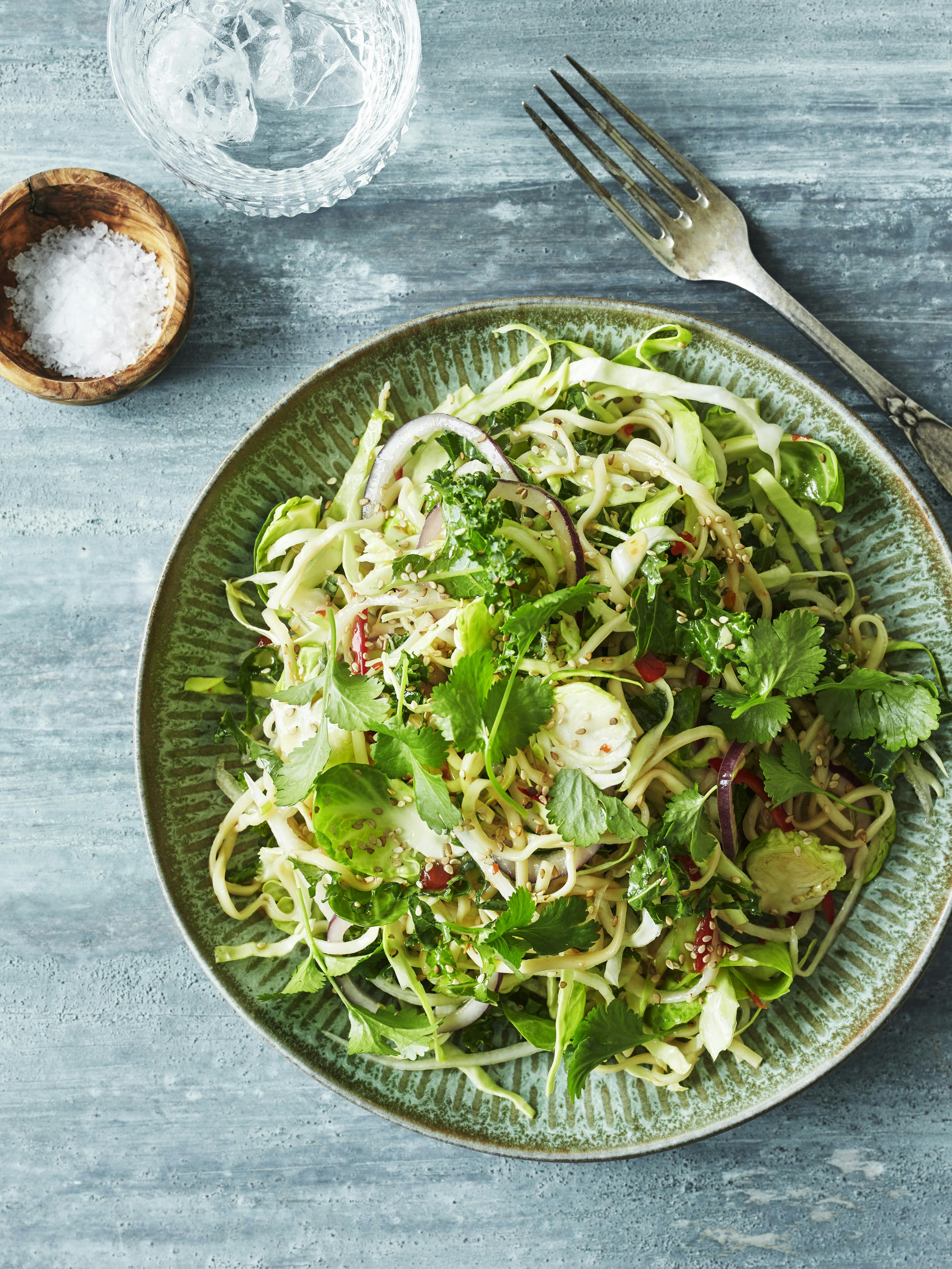 Asiatisk kålsalat med nudler
