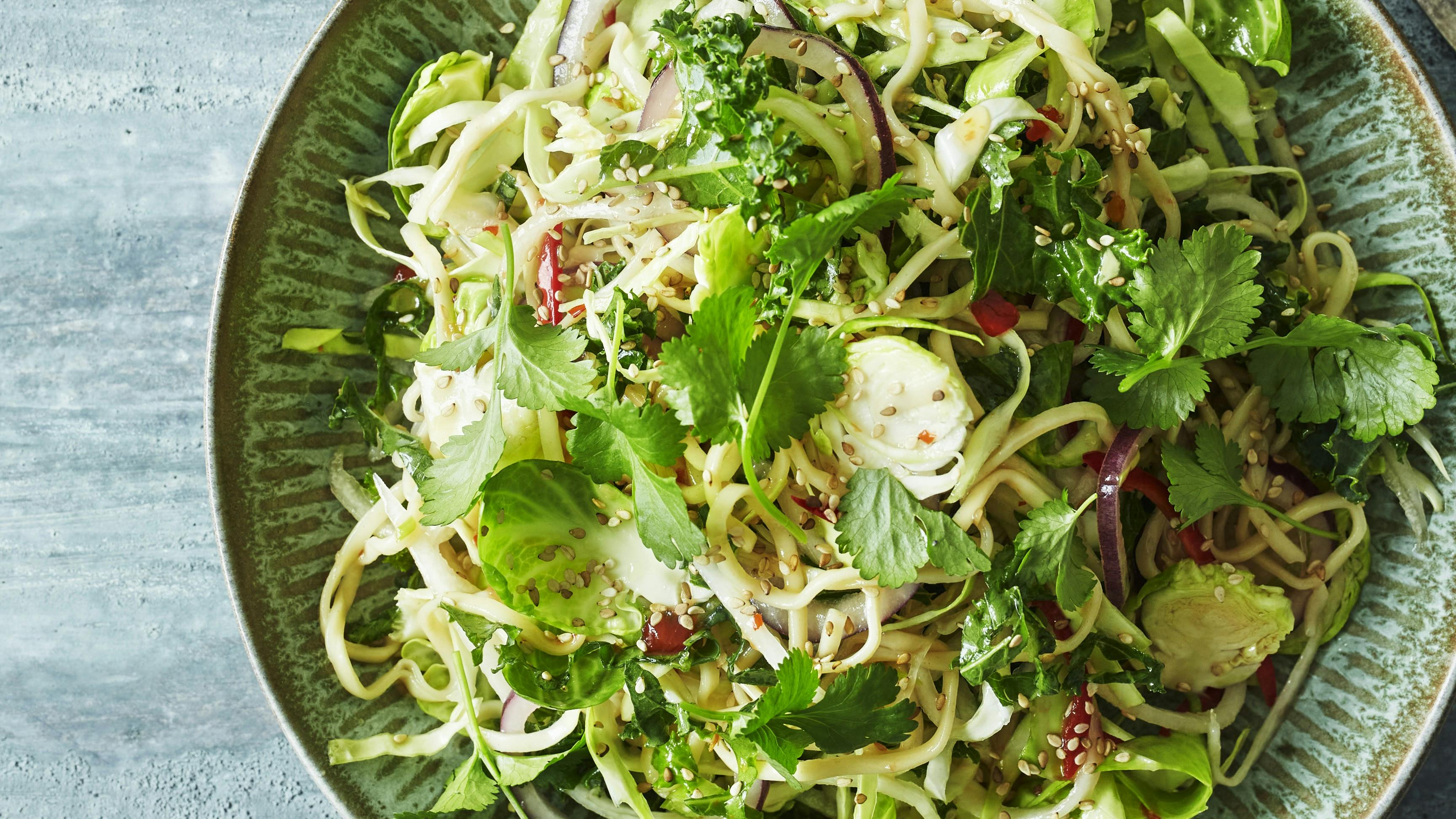 Asiatisk kålsalat med nudler