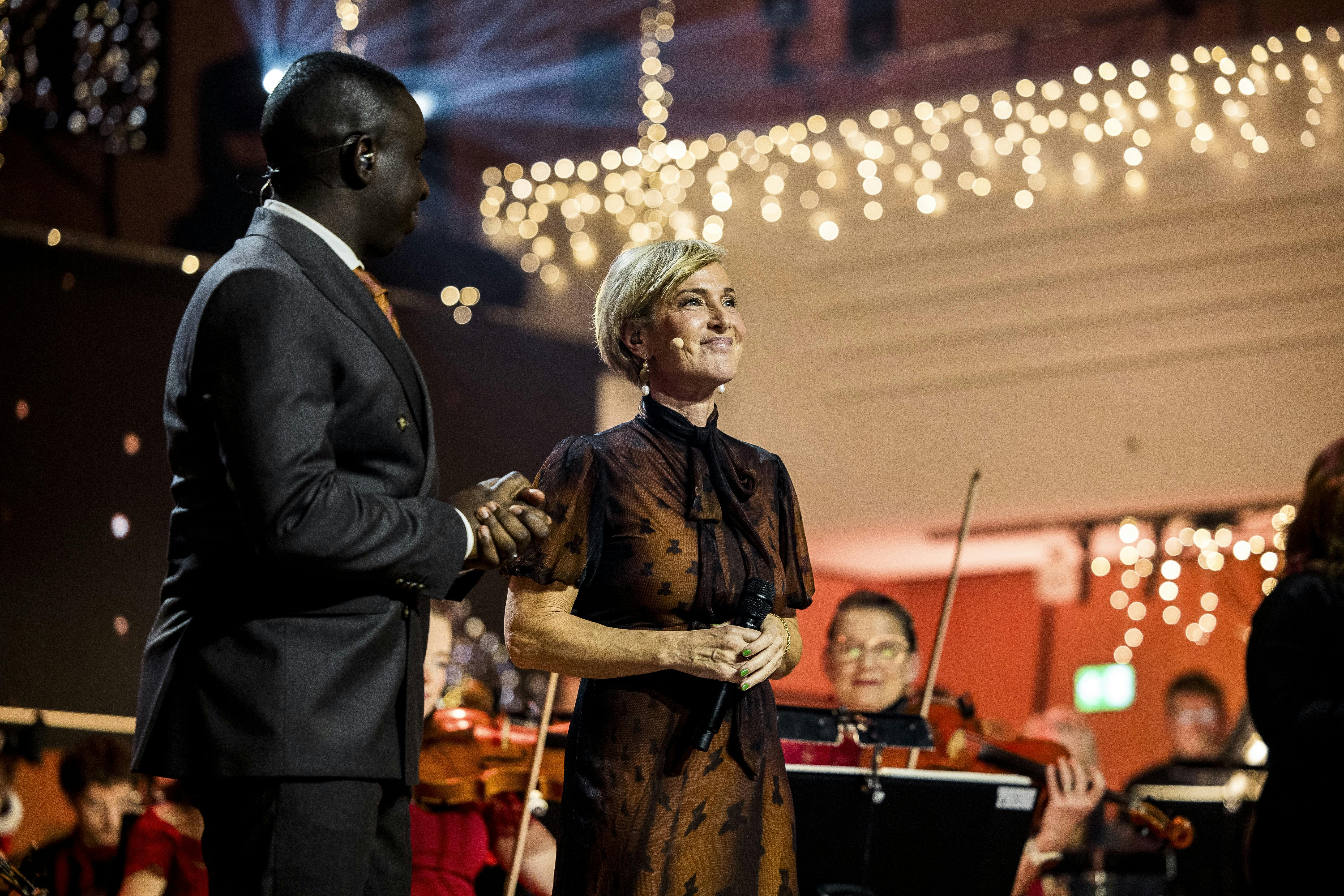 Natasja Crone og Melvin Kakooza er værter i "Allertiders juleshow" på TV 2 i julen 2025.