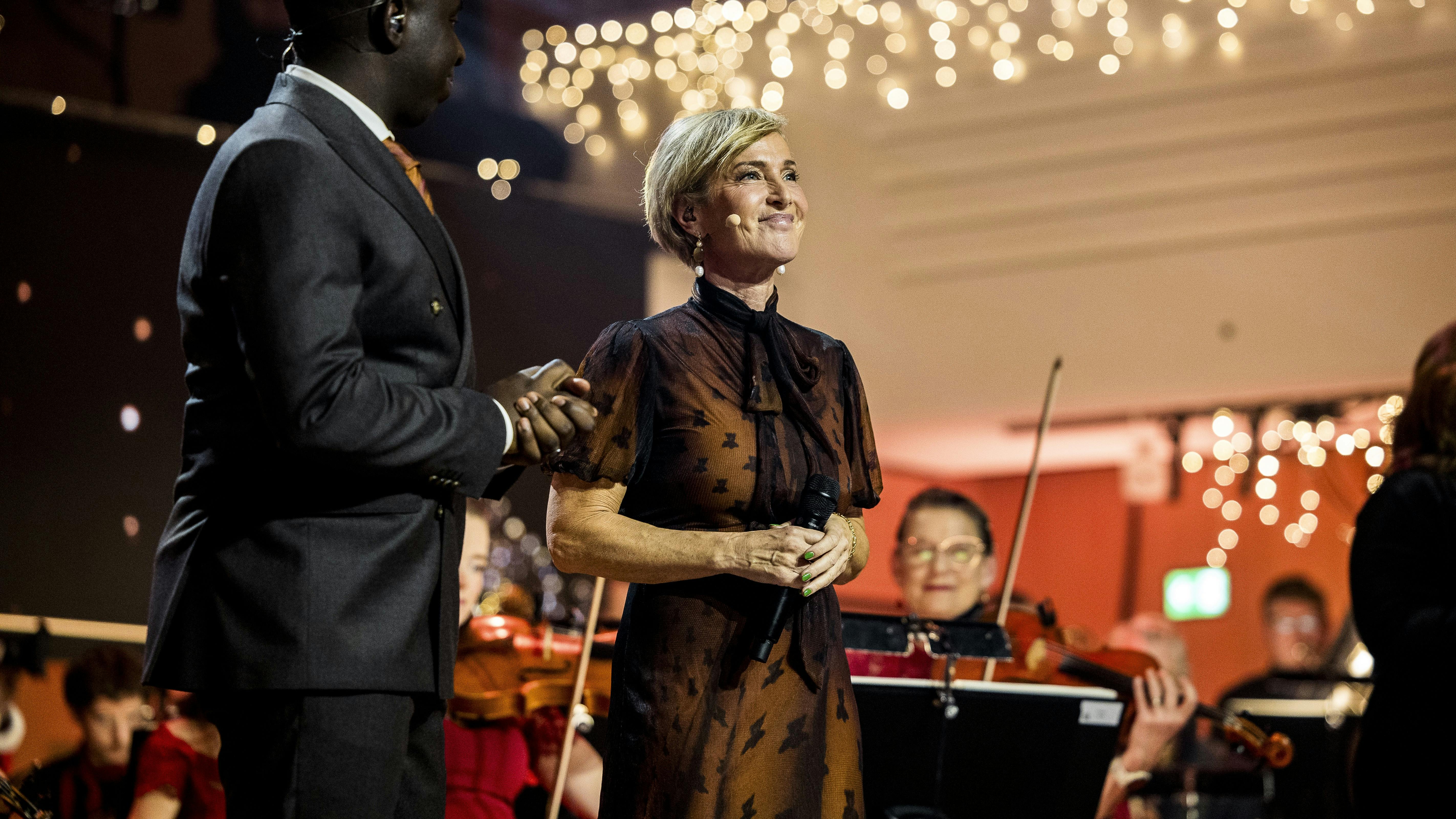 Natasja Crone og Melvin Kakooza er værter i "Allertiders juleshow" på TV 2 i julen 2025.