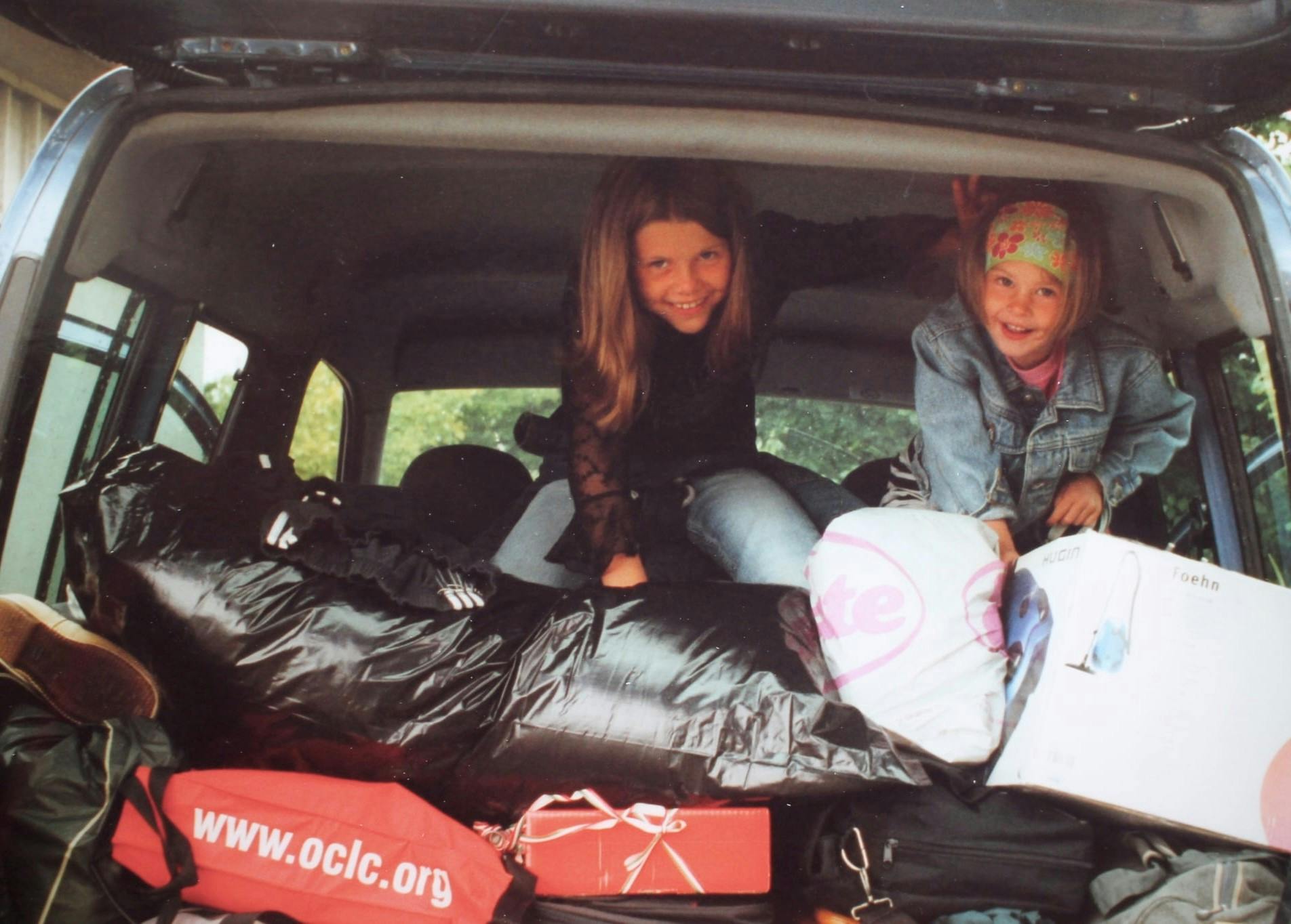 to børn på bagsædet af en Berlingo.