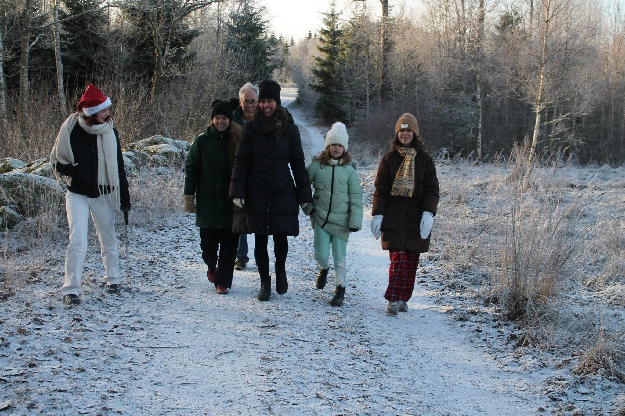 Familie på gåtur i Sverige
