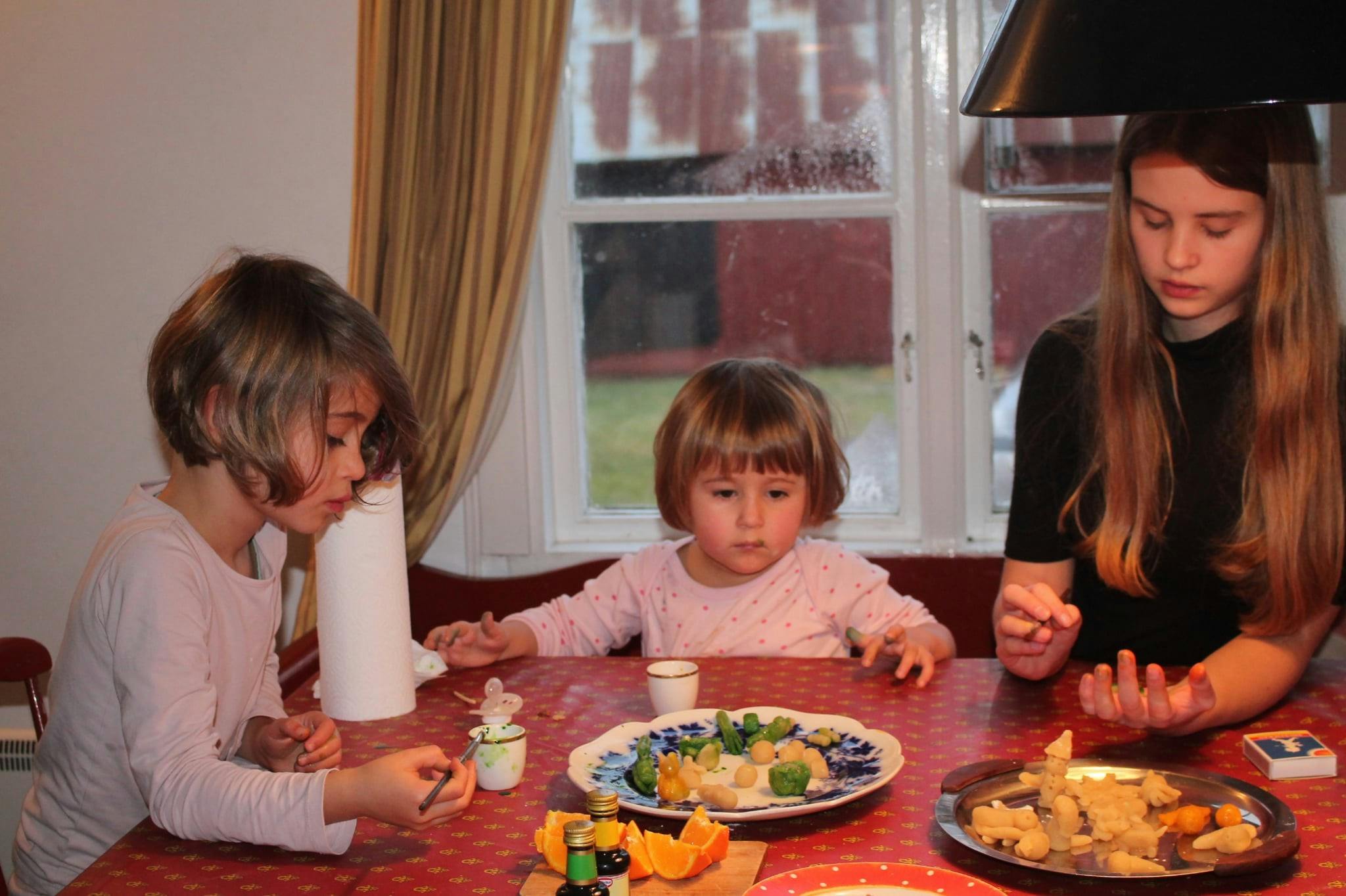 Børn der laver marcipan