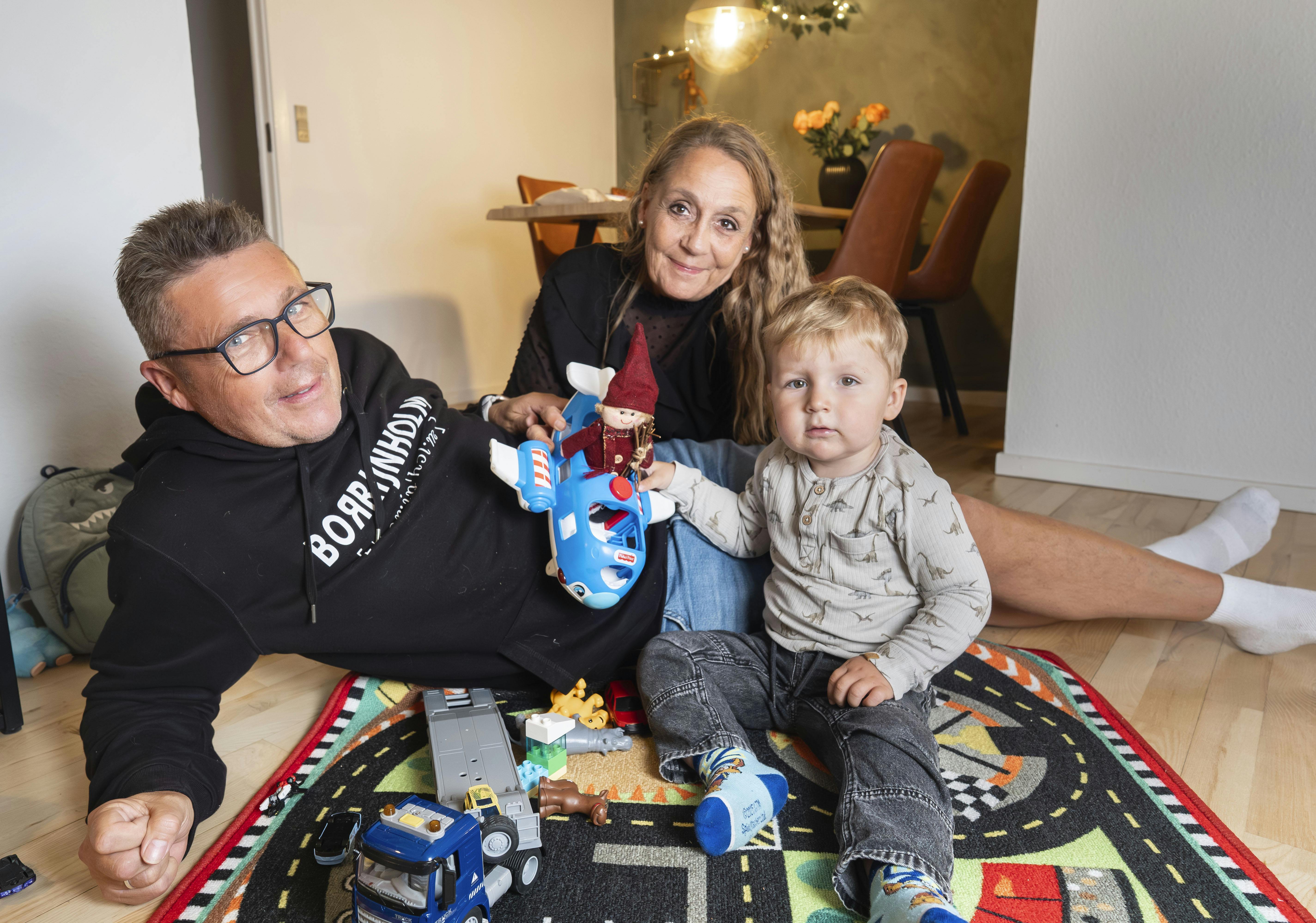 Martin, Anette og Elwin i deres lejlighed i Glostrup.