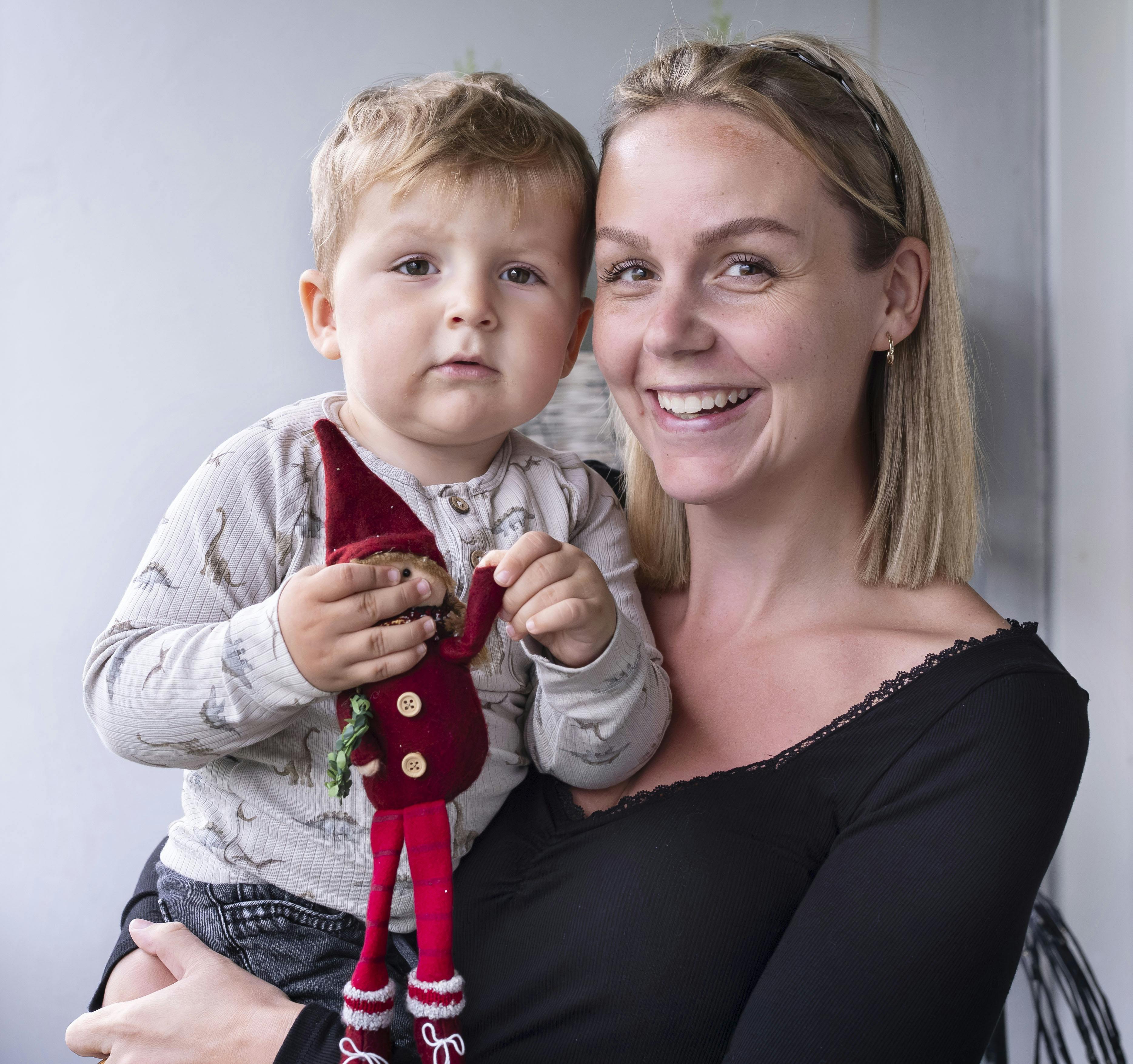 Sascha med hendes søn Elwin.