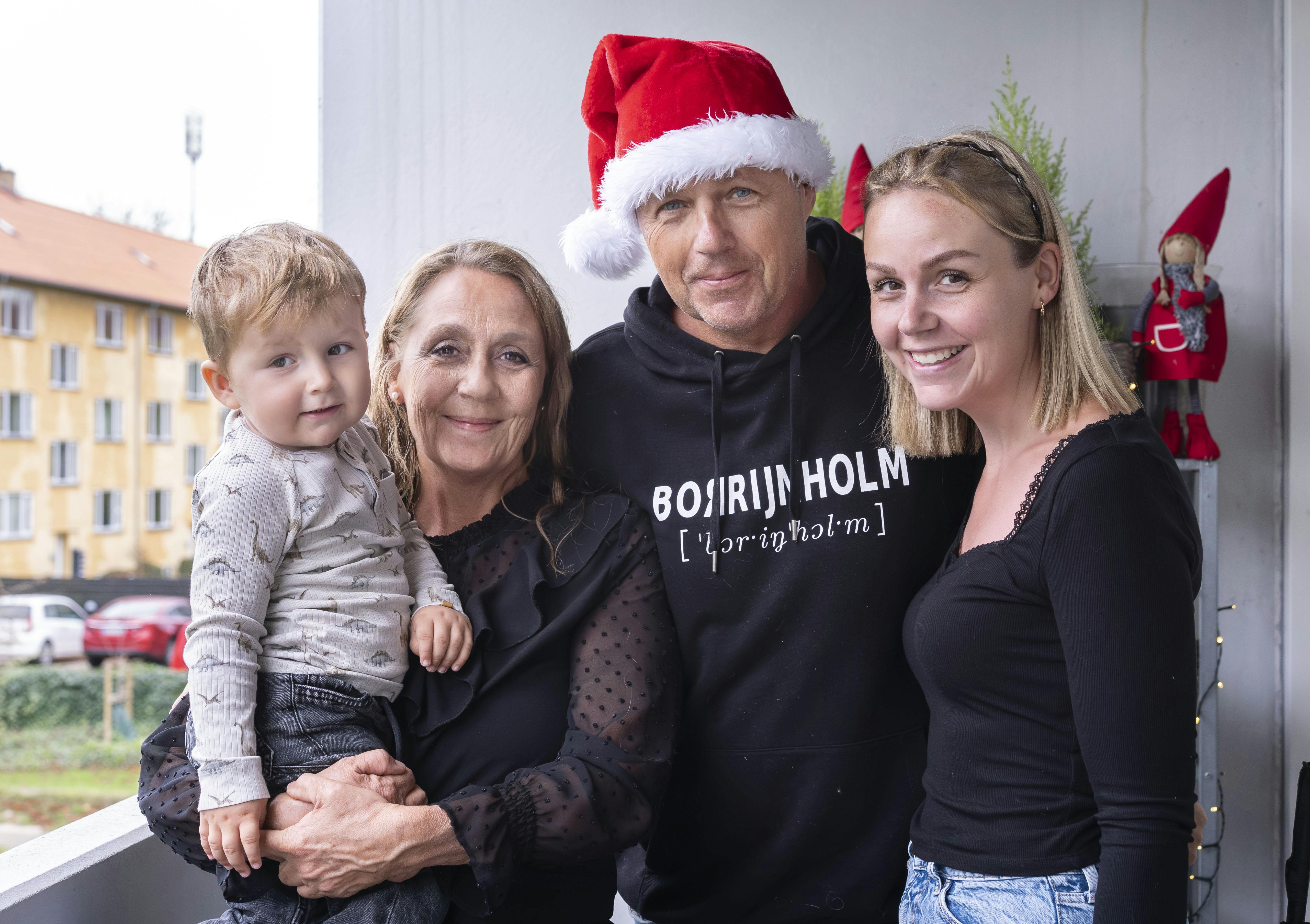 Vinderne af Familie Journals julekurv, Anette og Martin, sammen med deres barnebarn Elwin og datter Sasha.