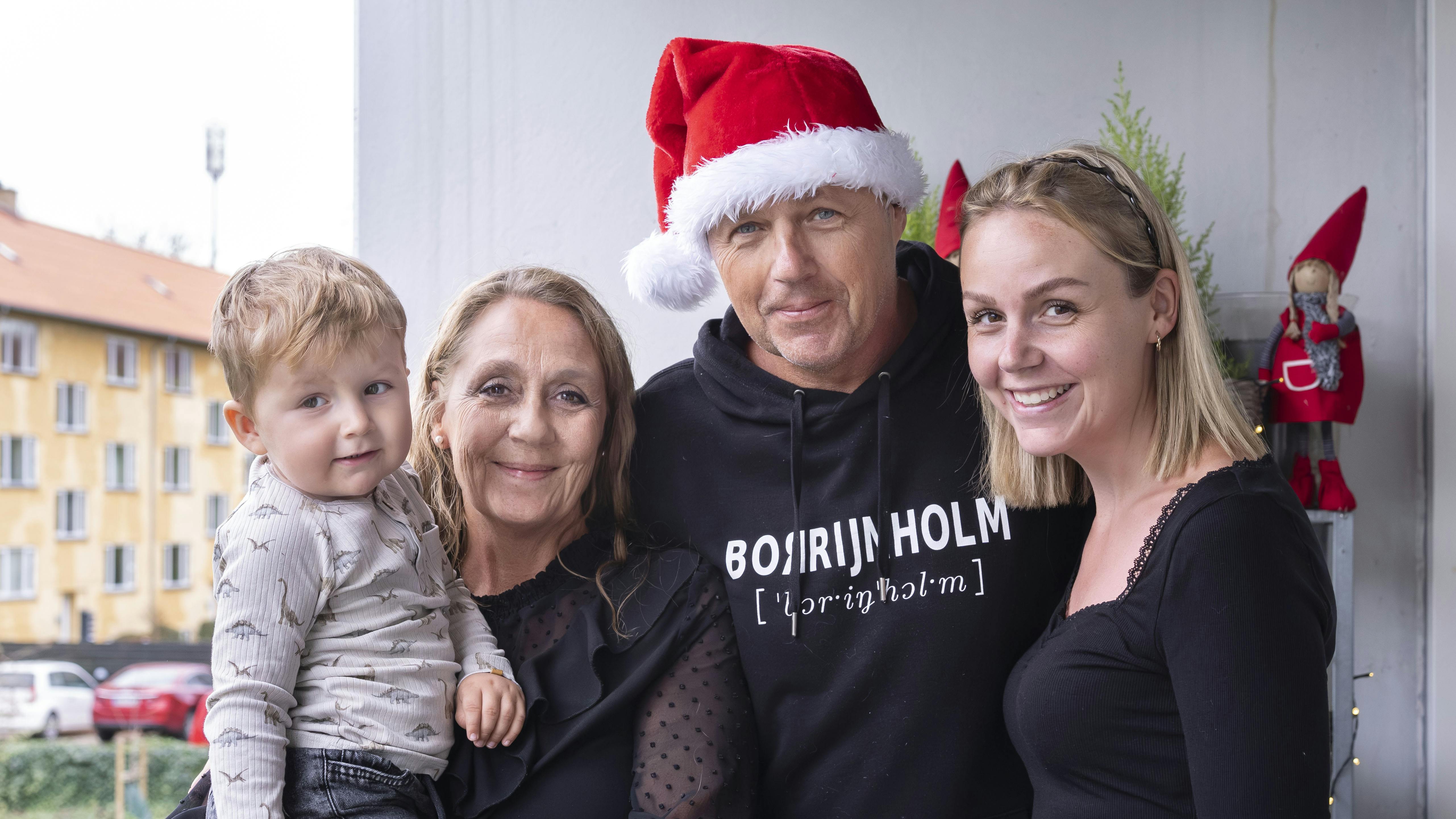 Vinderne af Familie Journals julekurv, Anette og Martin, sammen med deres barnebarn Elwin og datter Sasha.