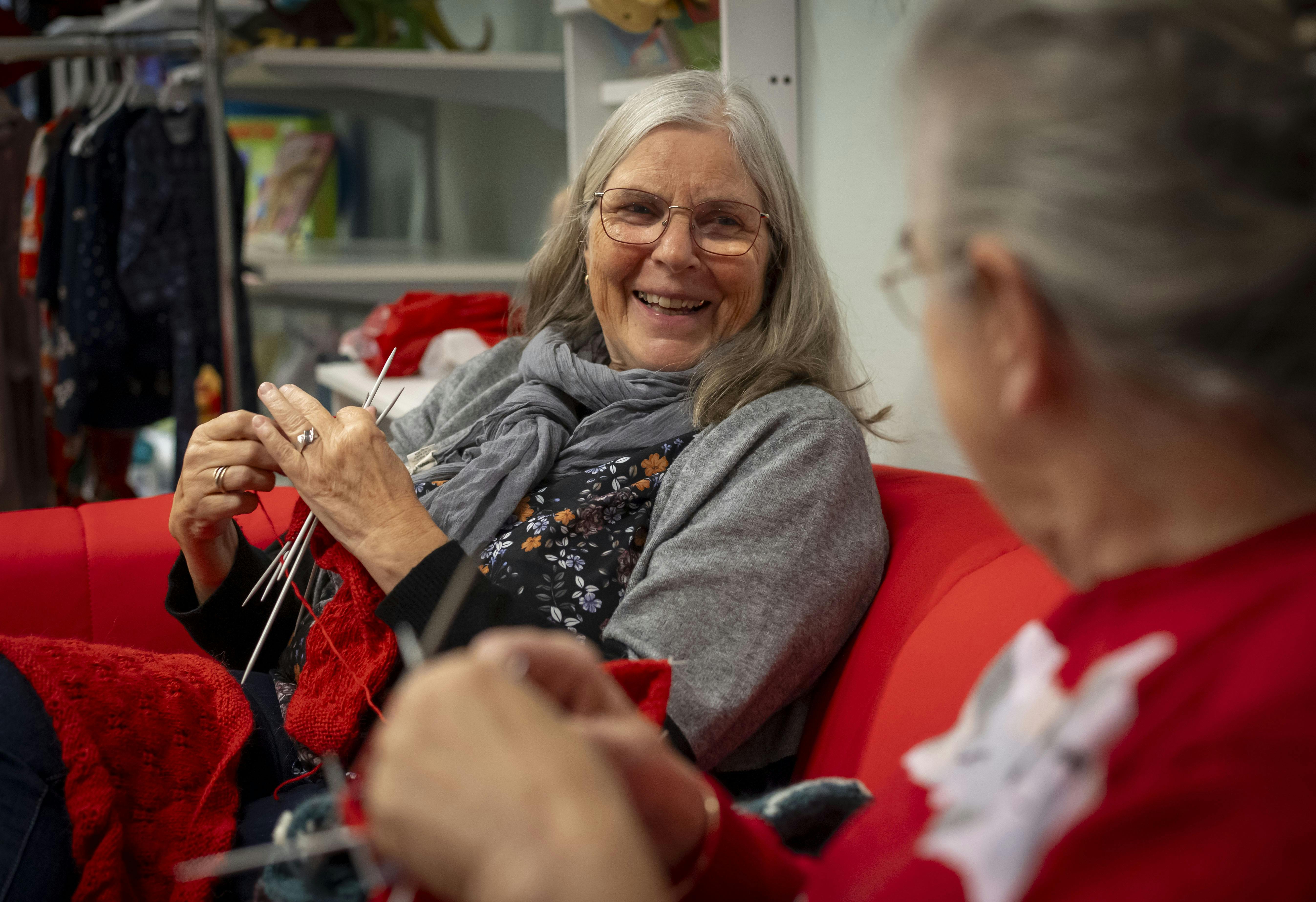 Hygge og fællesskab er nøgleord, når strikkegruppen fra Mødrehjælpens butik i Hvidovre mødes. Og de to aftener med julestrik og nissehuer er særligt vigtige.