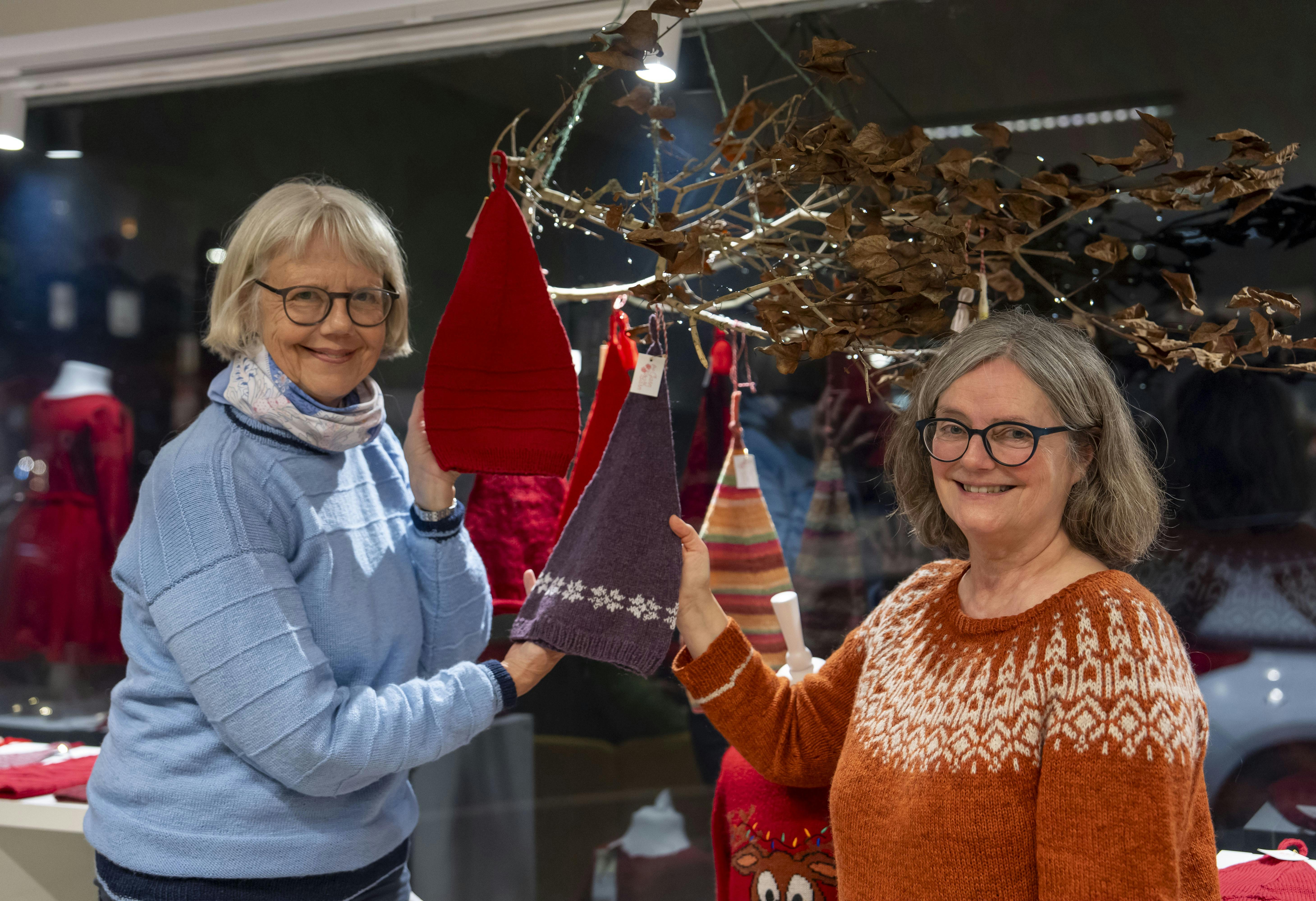 Uldmødrene Jette Asmussen og Lone Mejling fra Mødrehjælpens butik i Hvidovre med et udvalg af strikkede nissehuer.
