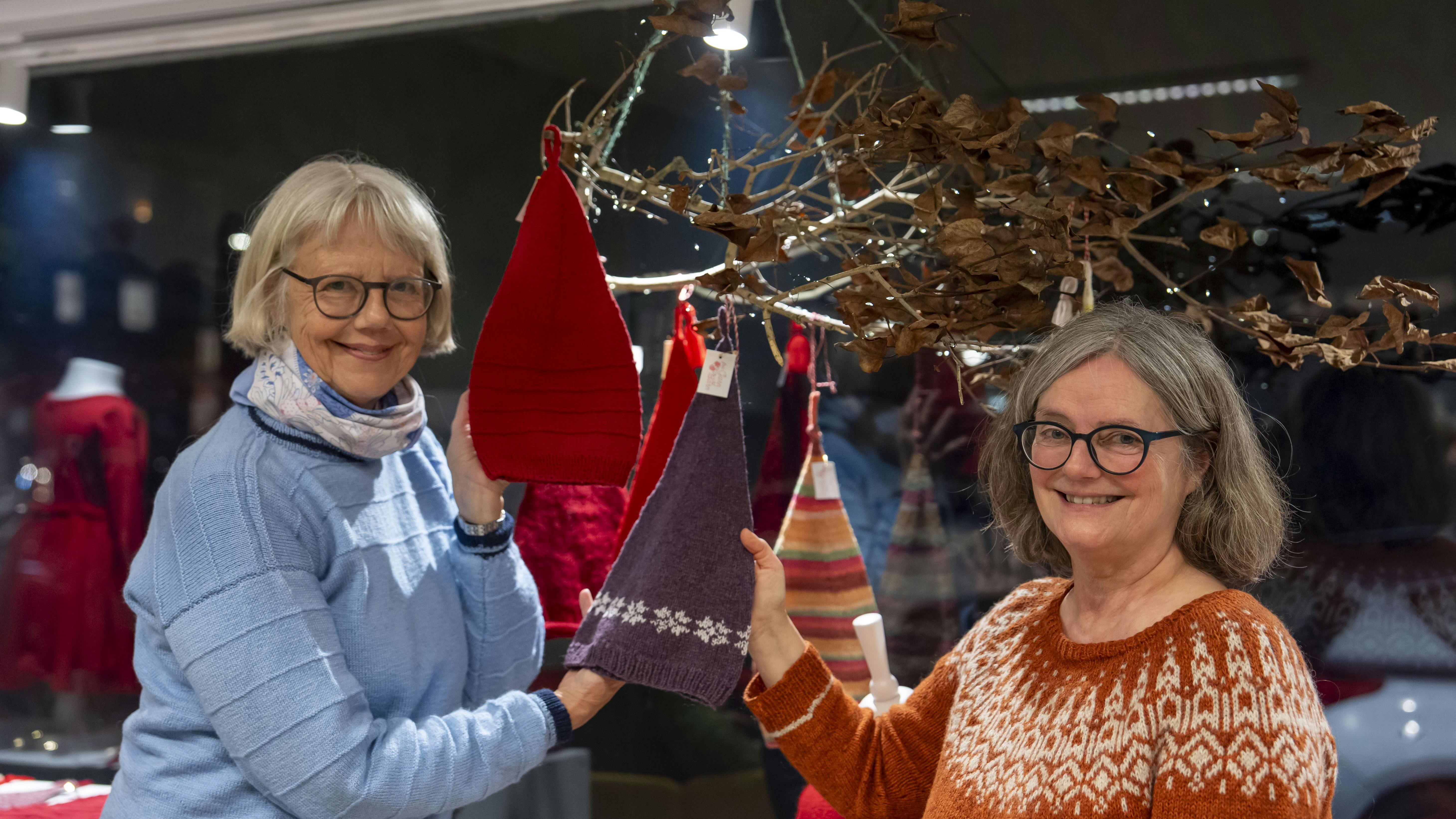 Uldmødrene Jette Asmussen og Lone Mejling fra Mødrehjælpens butik i Hvidovre med et udvalg af strikkede nissehuer.