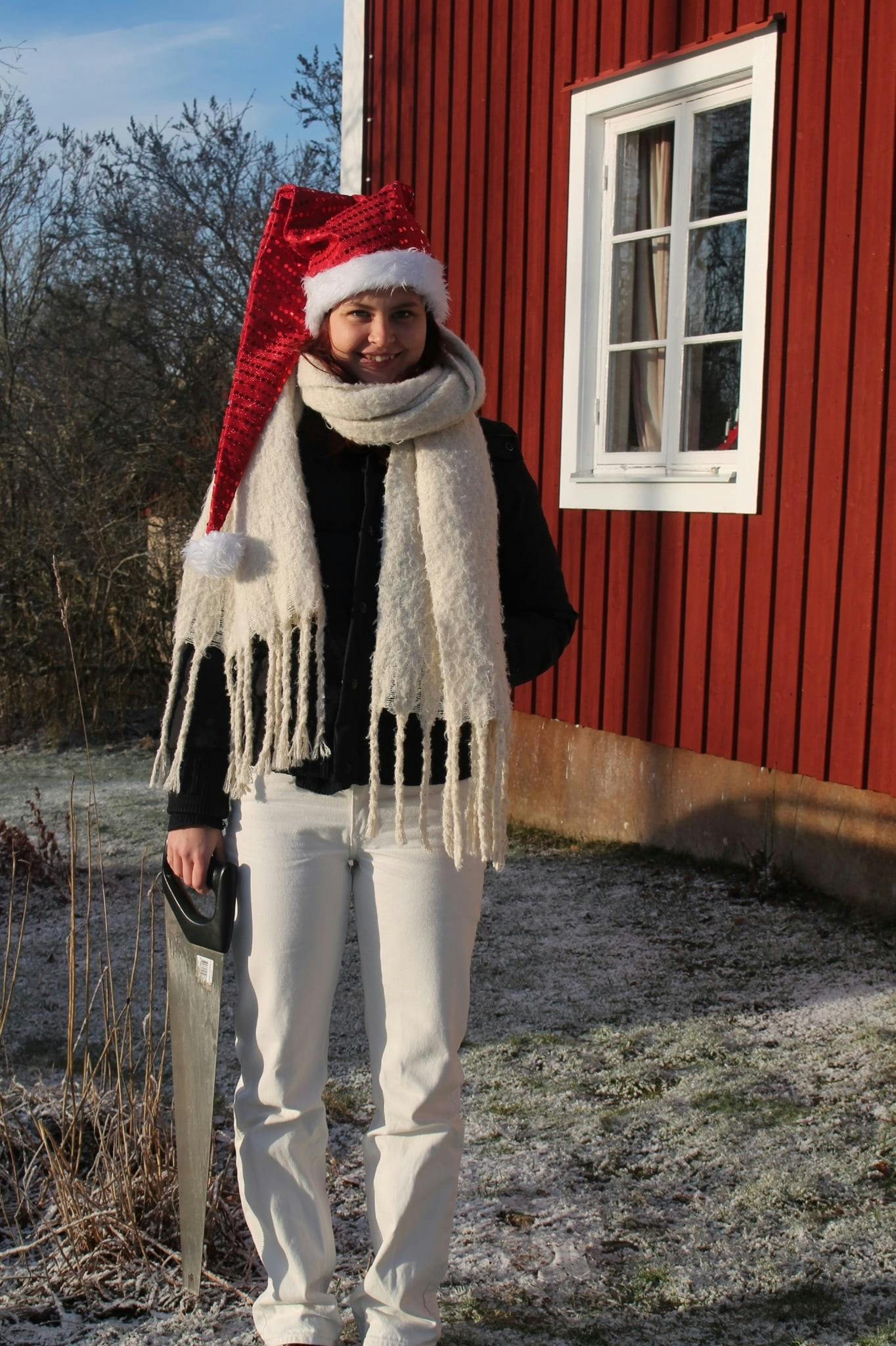 Lavrentija foran en svensk ødegård i Småland.