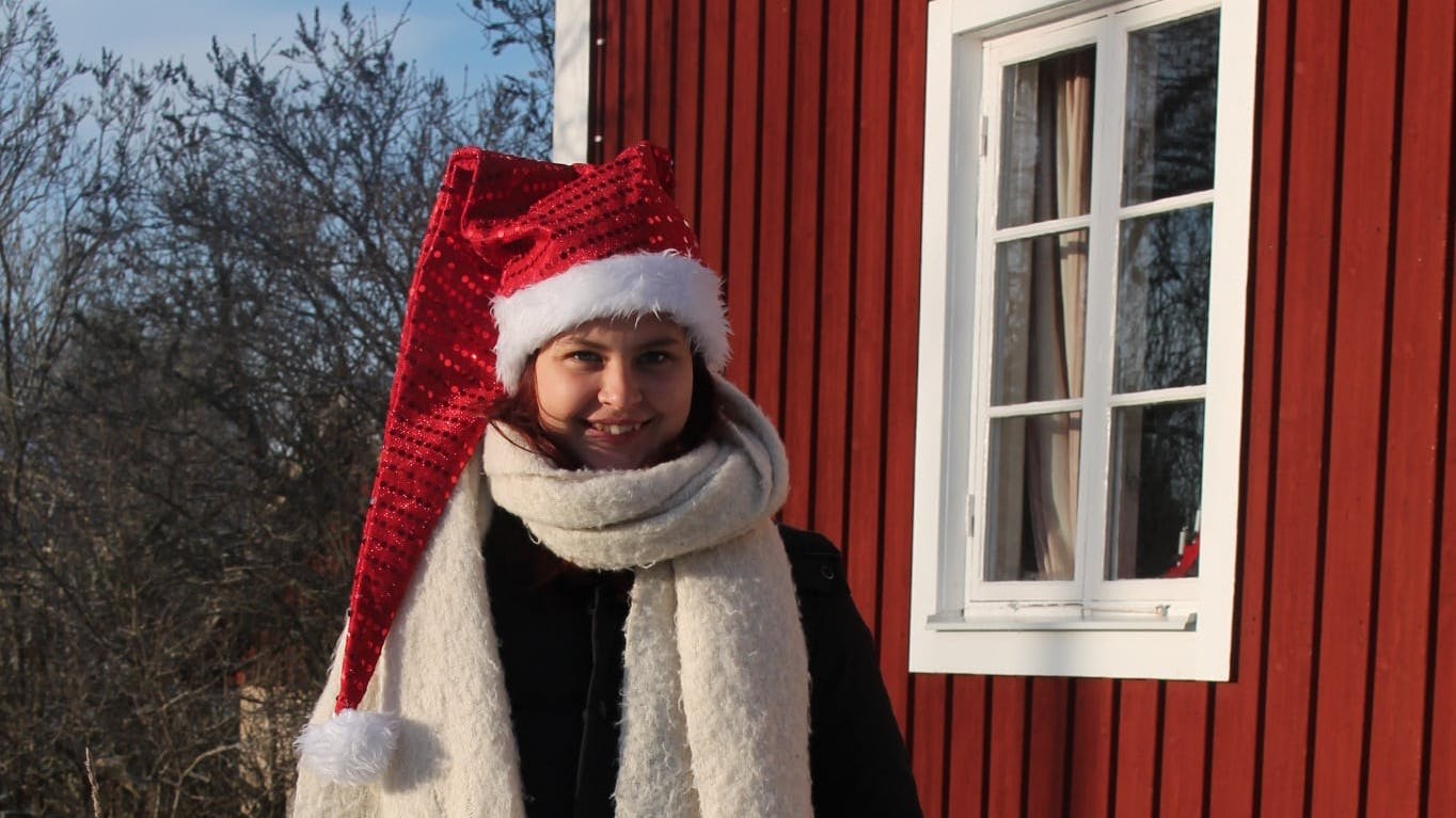 Lavrentija foran en svensk ødegård i Småland.