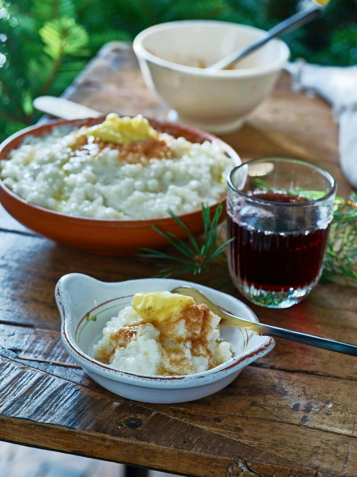 Et bord med risengrød i fad og i en lille skål