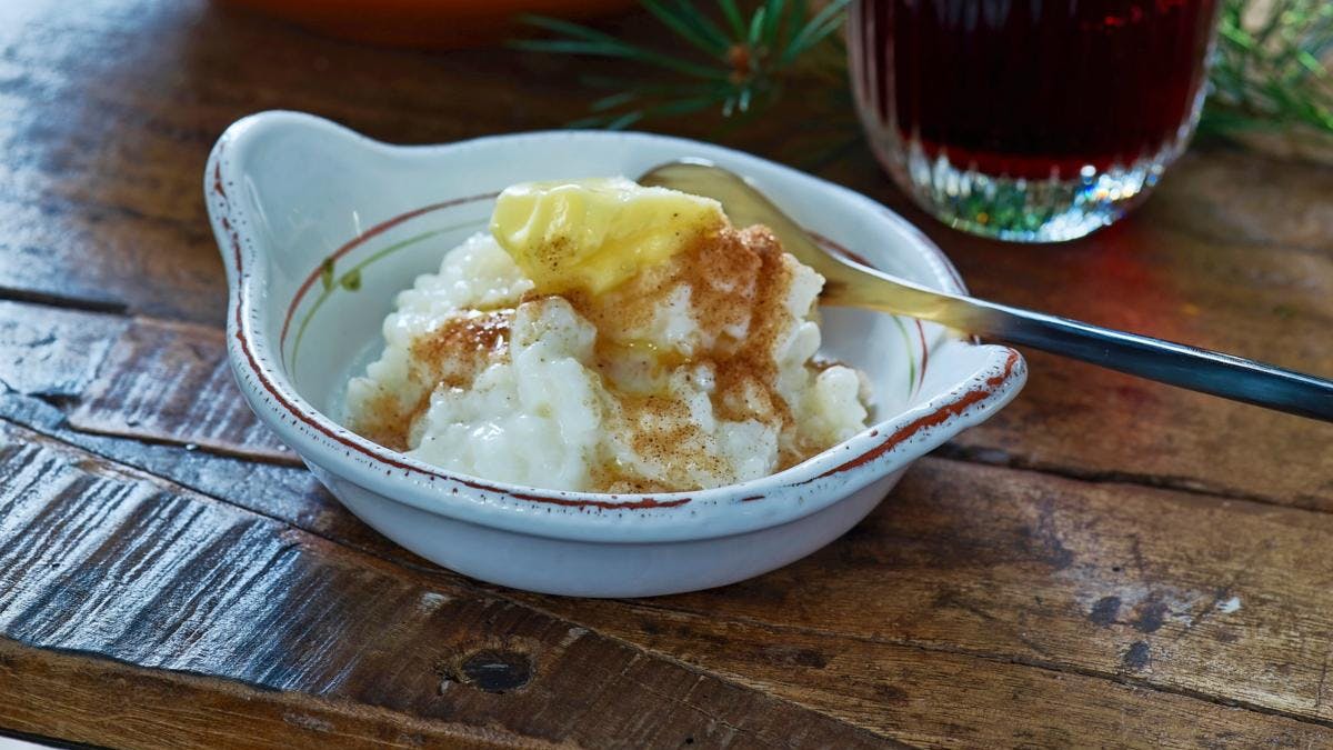Et bord med risengrød i fad og i en lille skål
