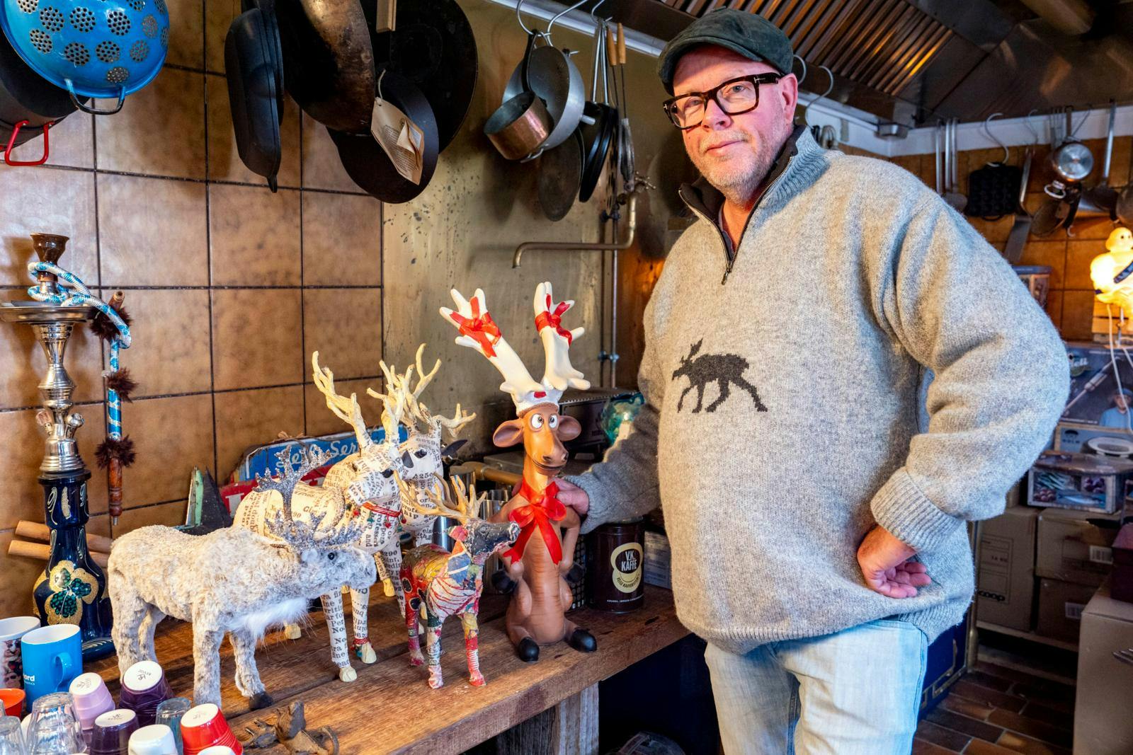 Claus Holm foran en masse juleelge-figurer