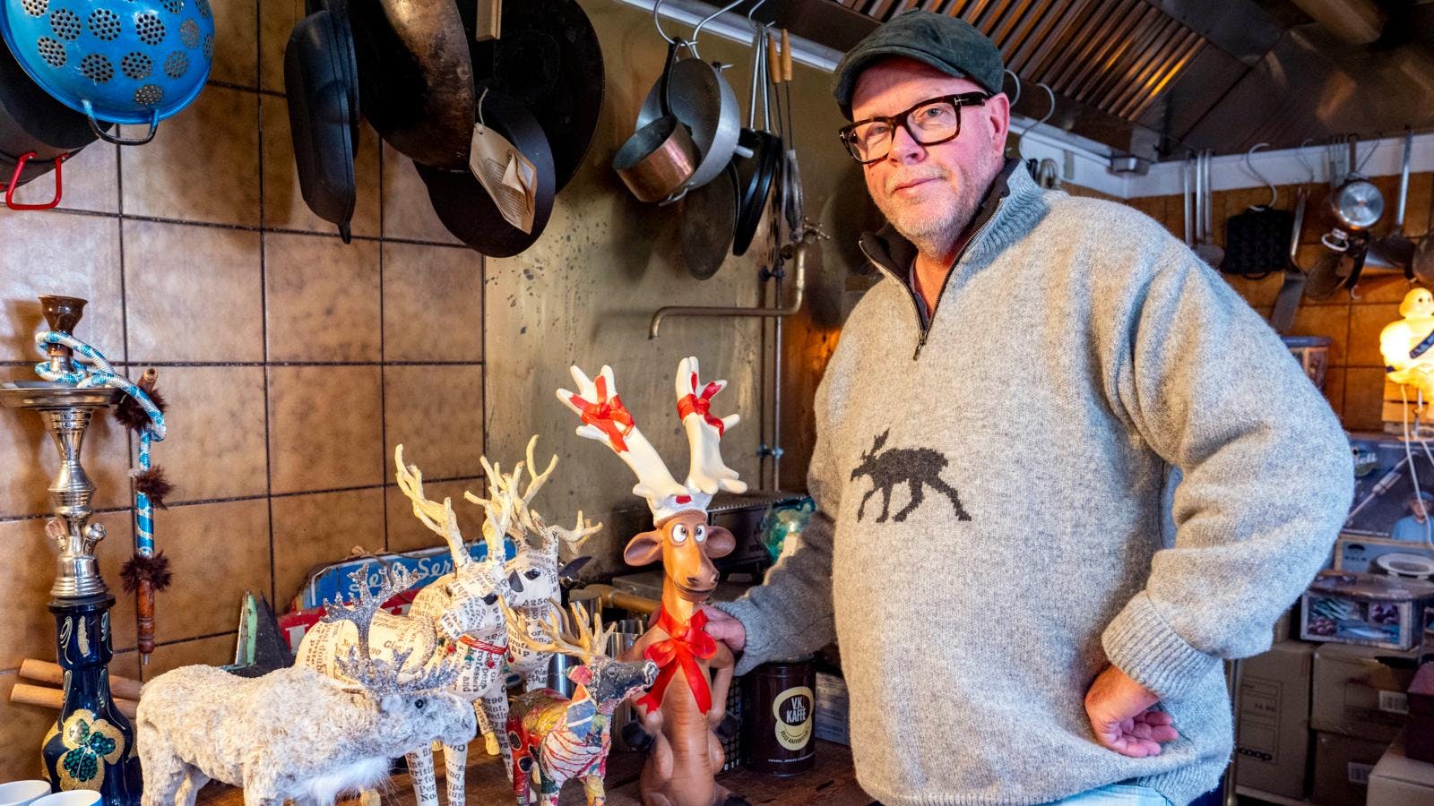 Claus Holm foran en masse juleelge-figurer