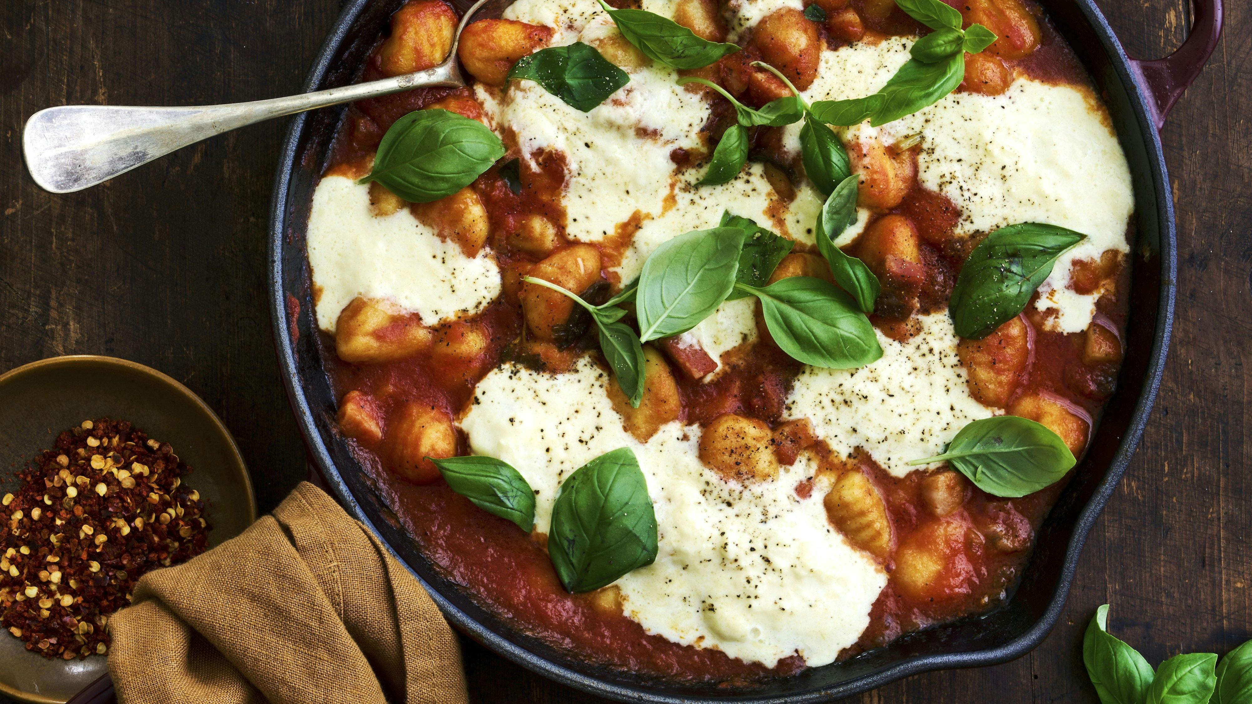 Opskrift på one pan-gnocchi all’ amatriciana.