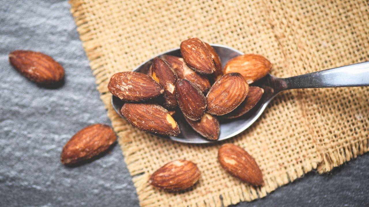 Saltede mandler på en ske