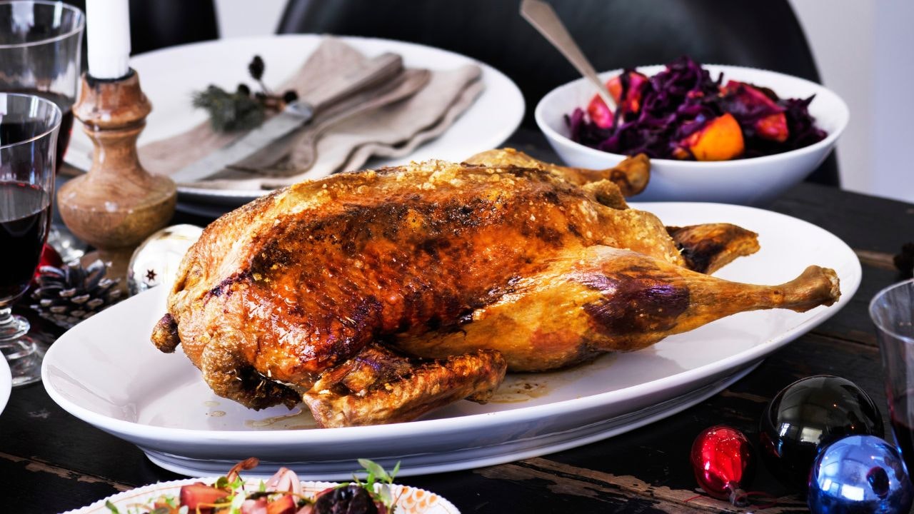 Komplet julemiddag med helstegt and og tilbehør