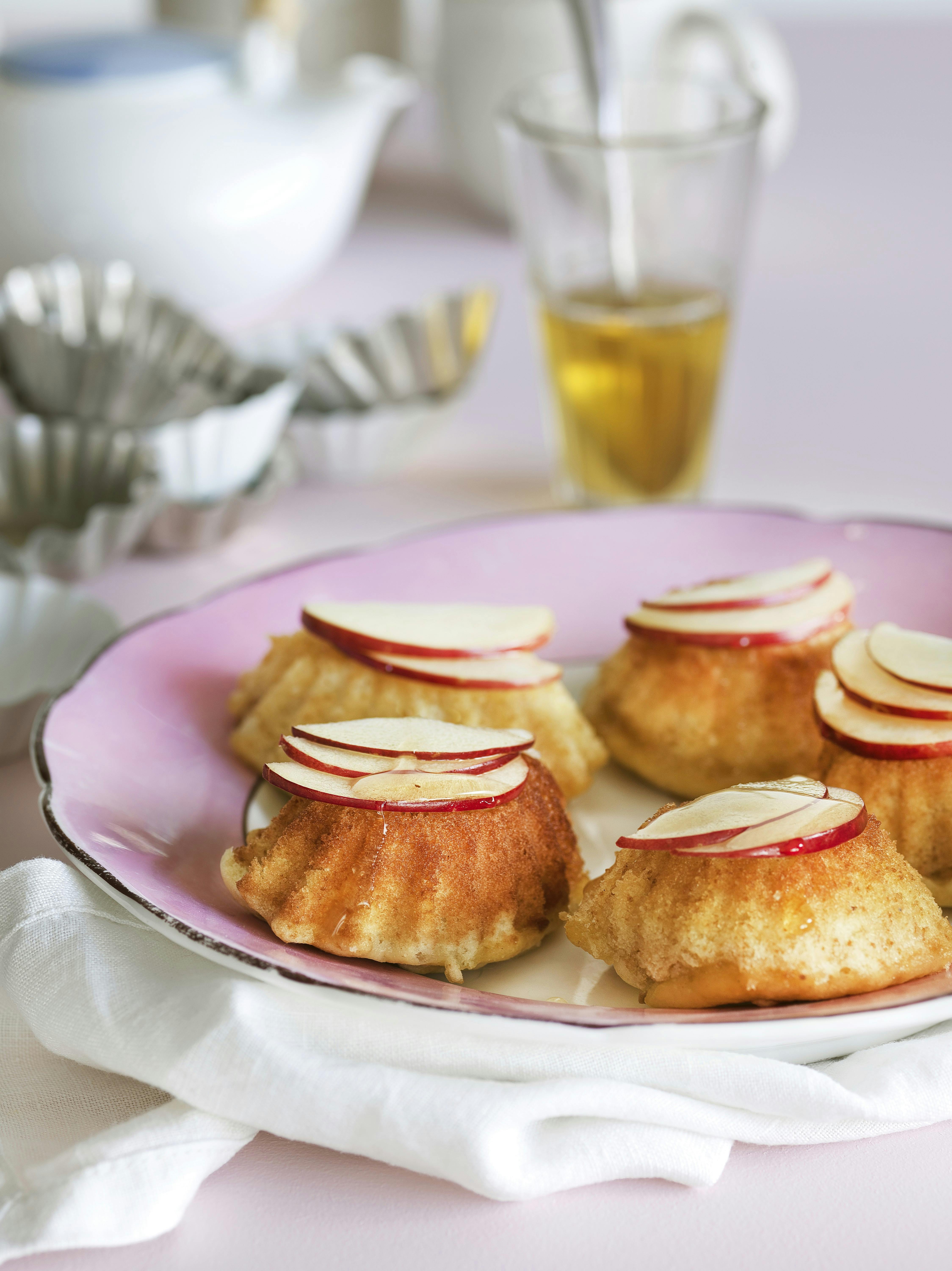 Dampede æblekager med æble-ingefær-sirup.