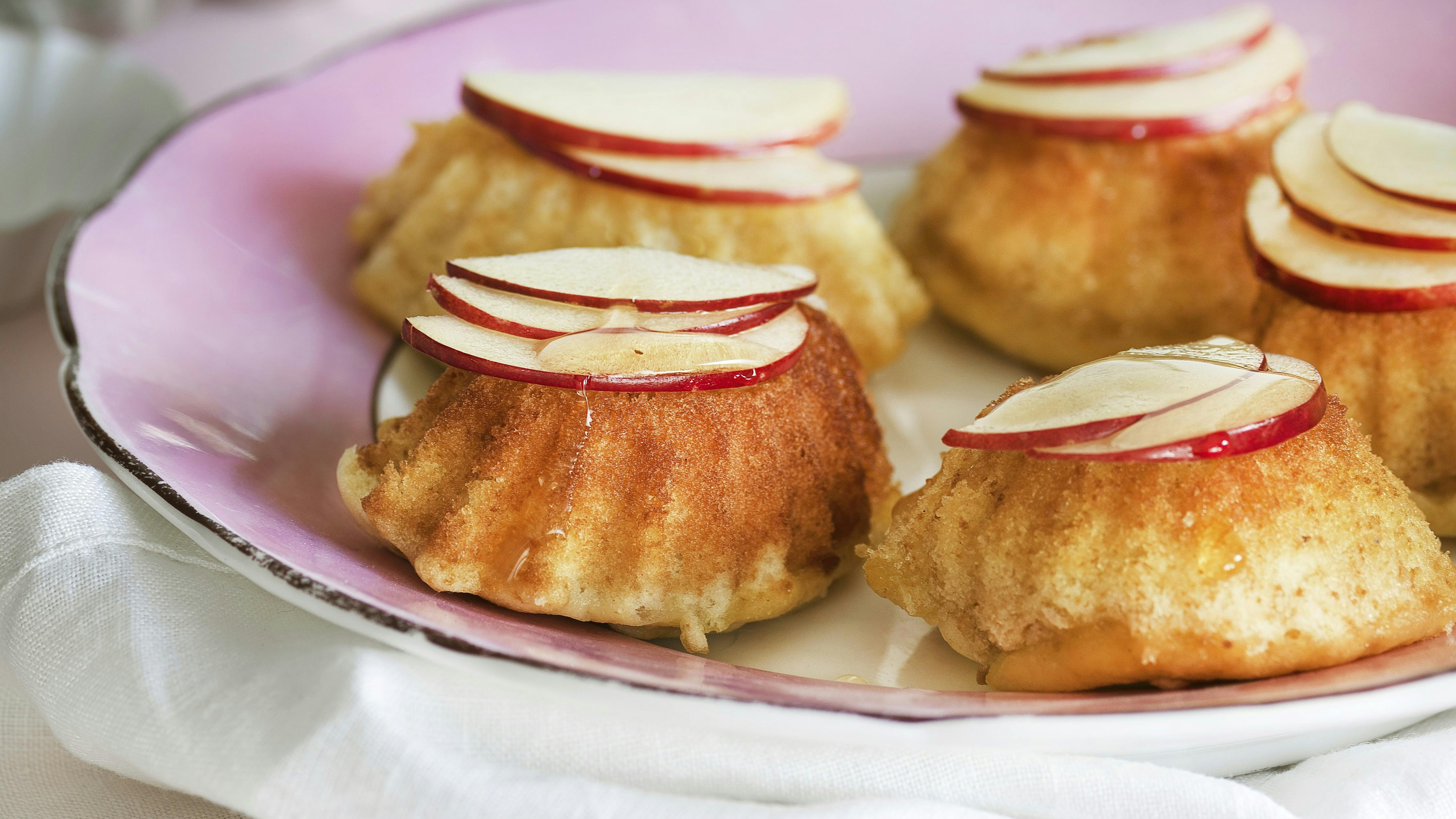 Dampede æblekager med æble-ingefær-sirup.
