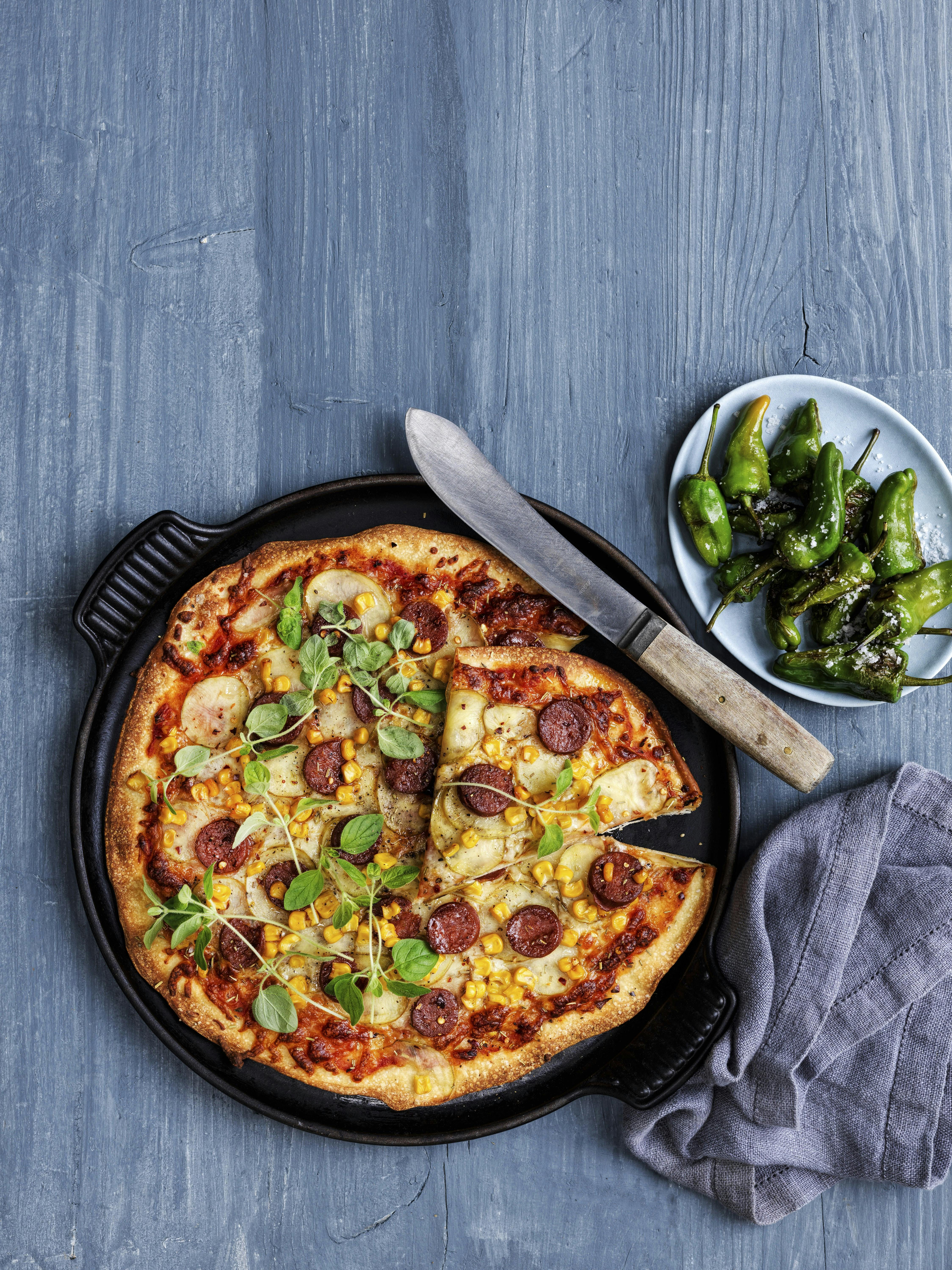 Pizza og stegte padrons.