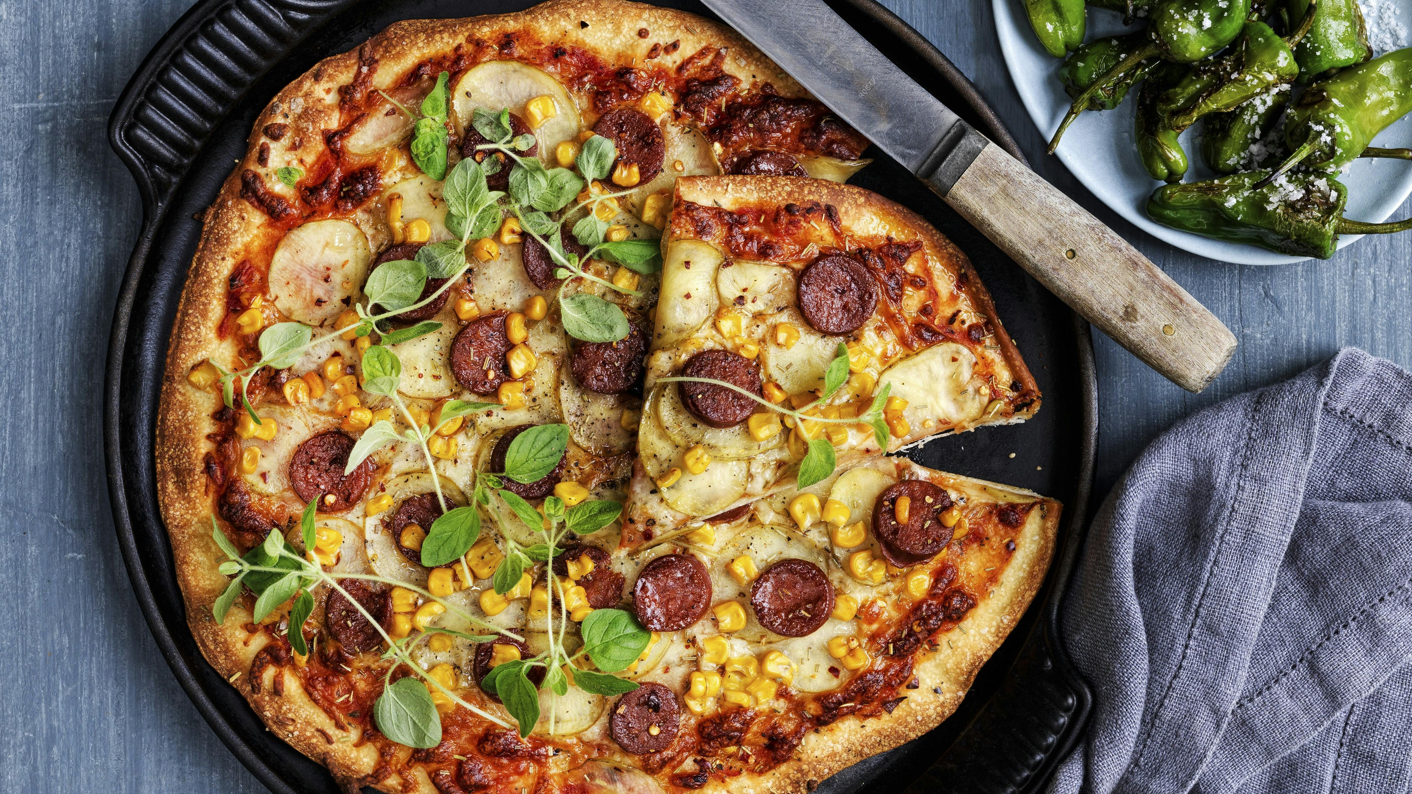 Pizza og stegte padrons.