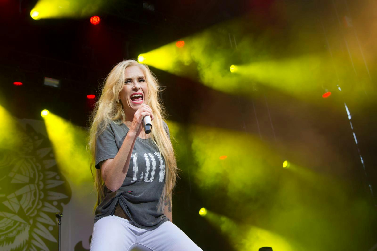 Sanne Salomonsen synger på scenen