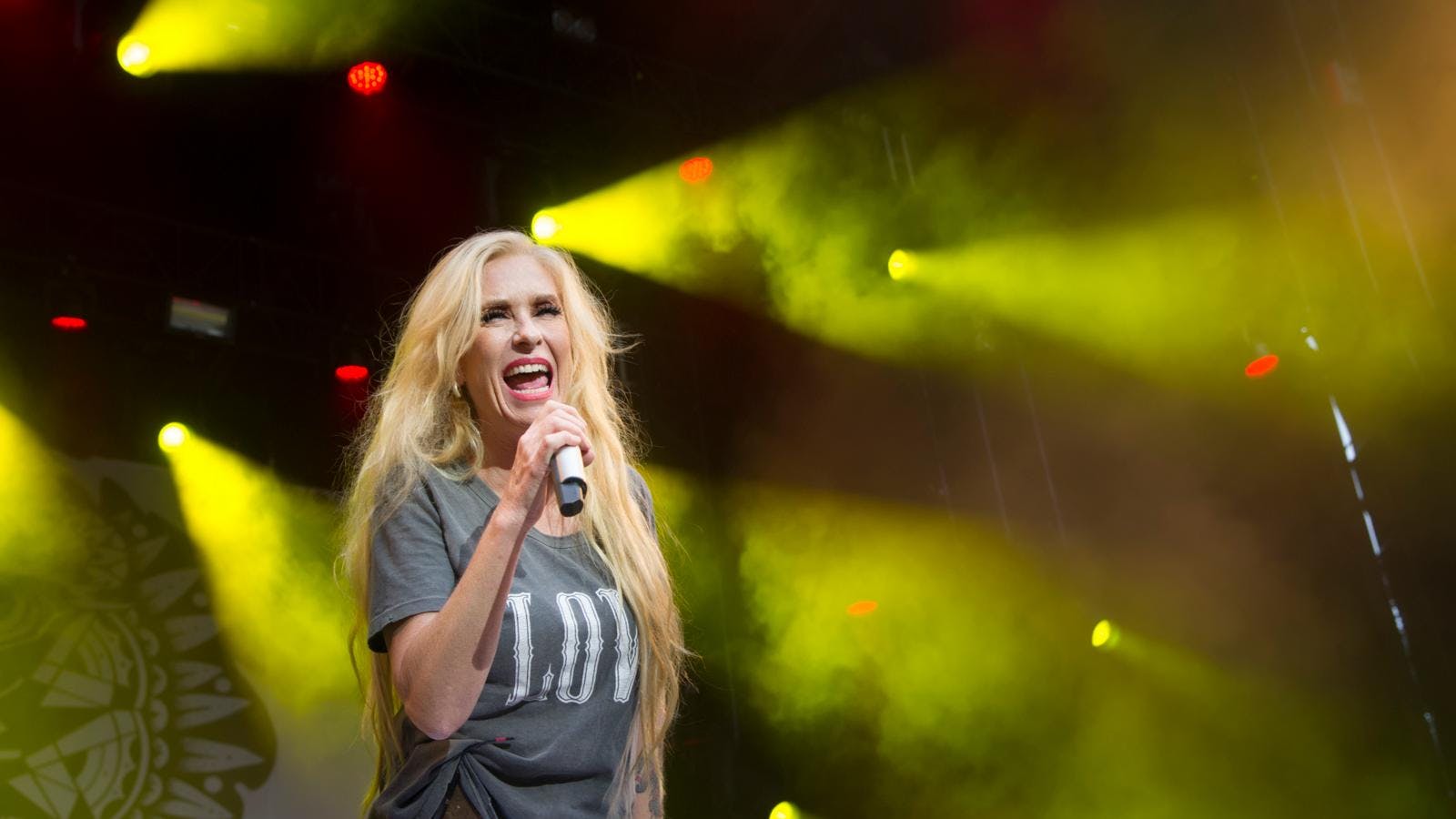 Sanne Salomonsen synger på scenen