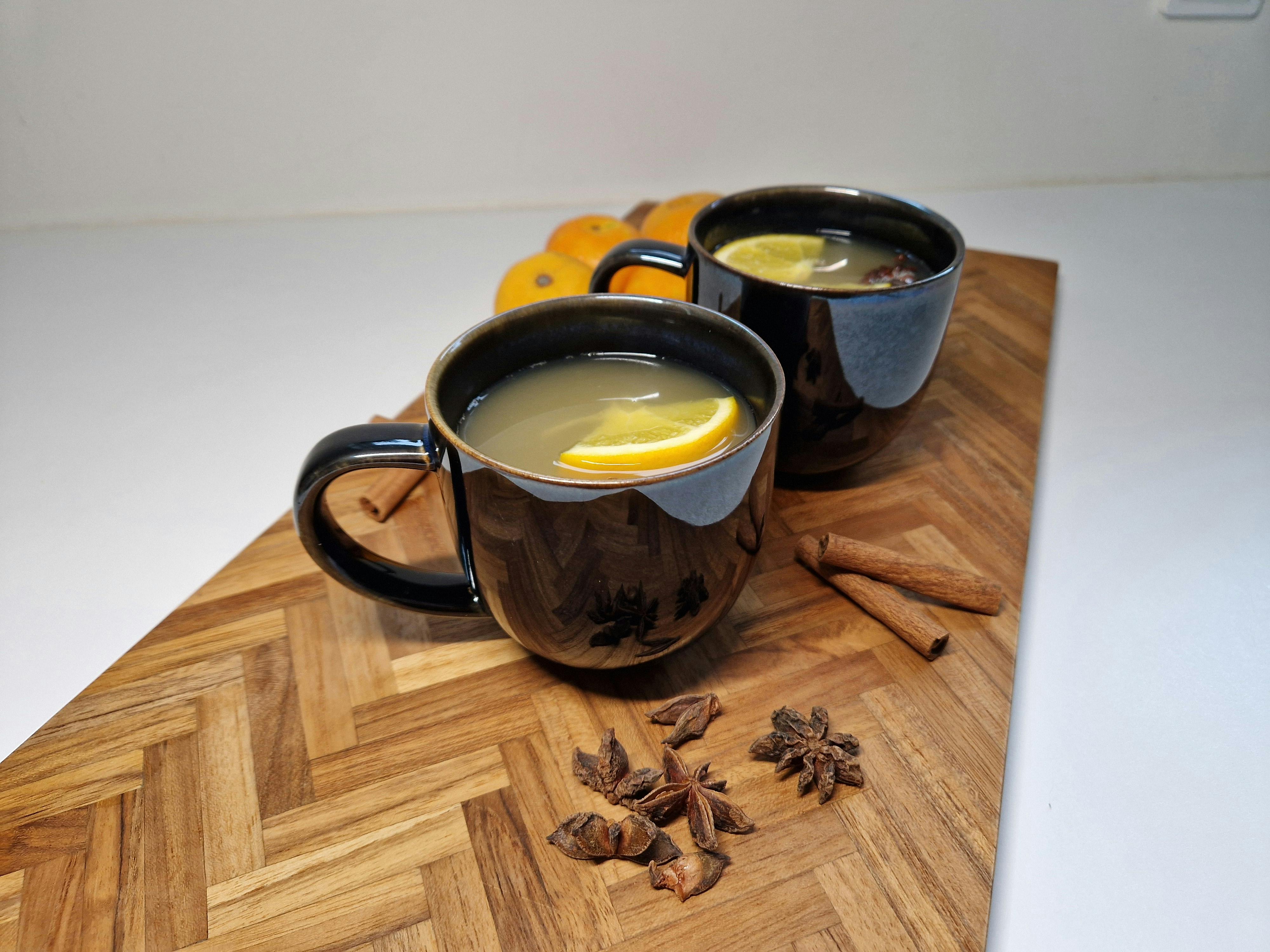 Varm æblecider i to kopper