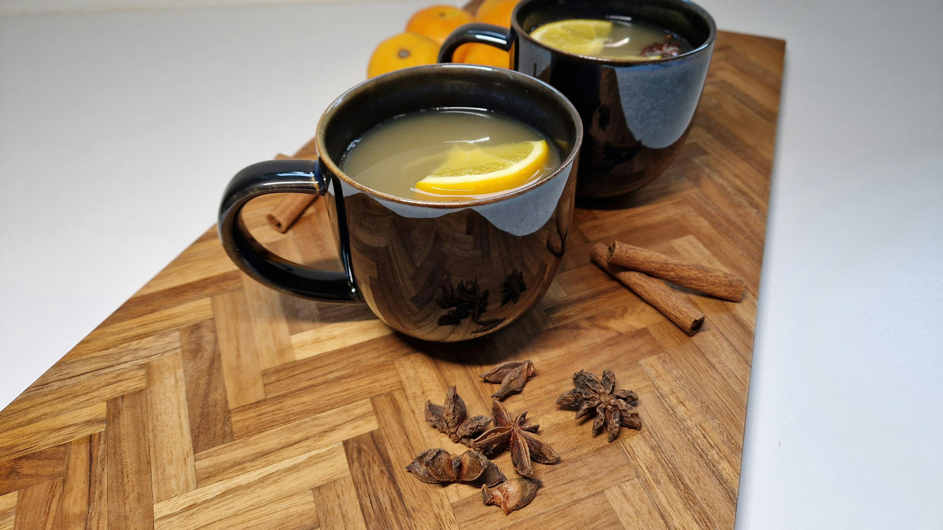 Varm æblecider i to kopper