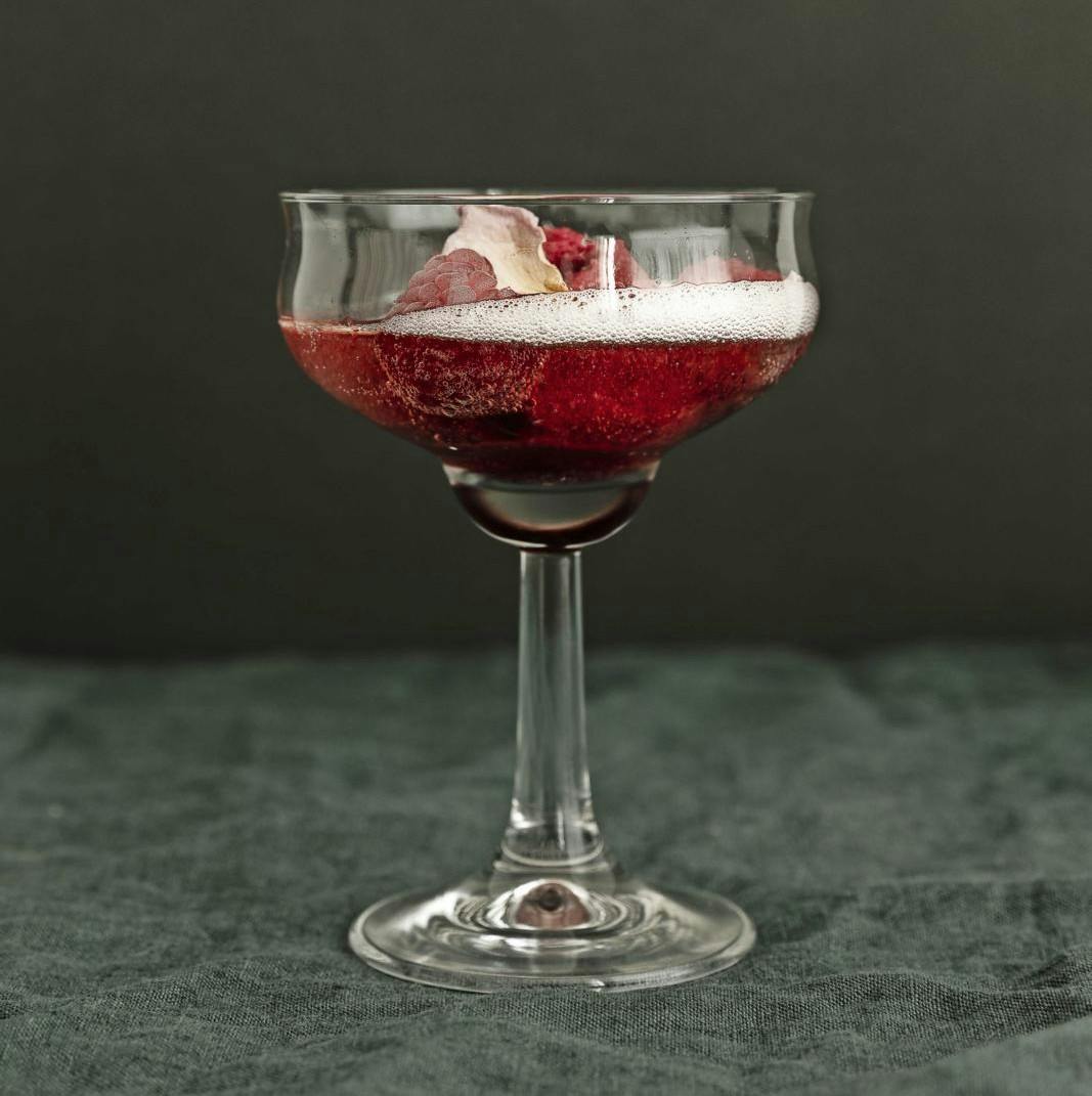 Festlig rød drink i højt glas