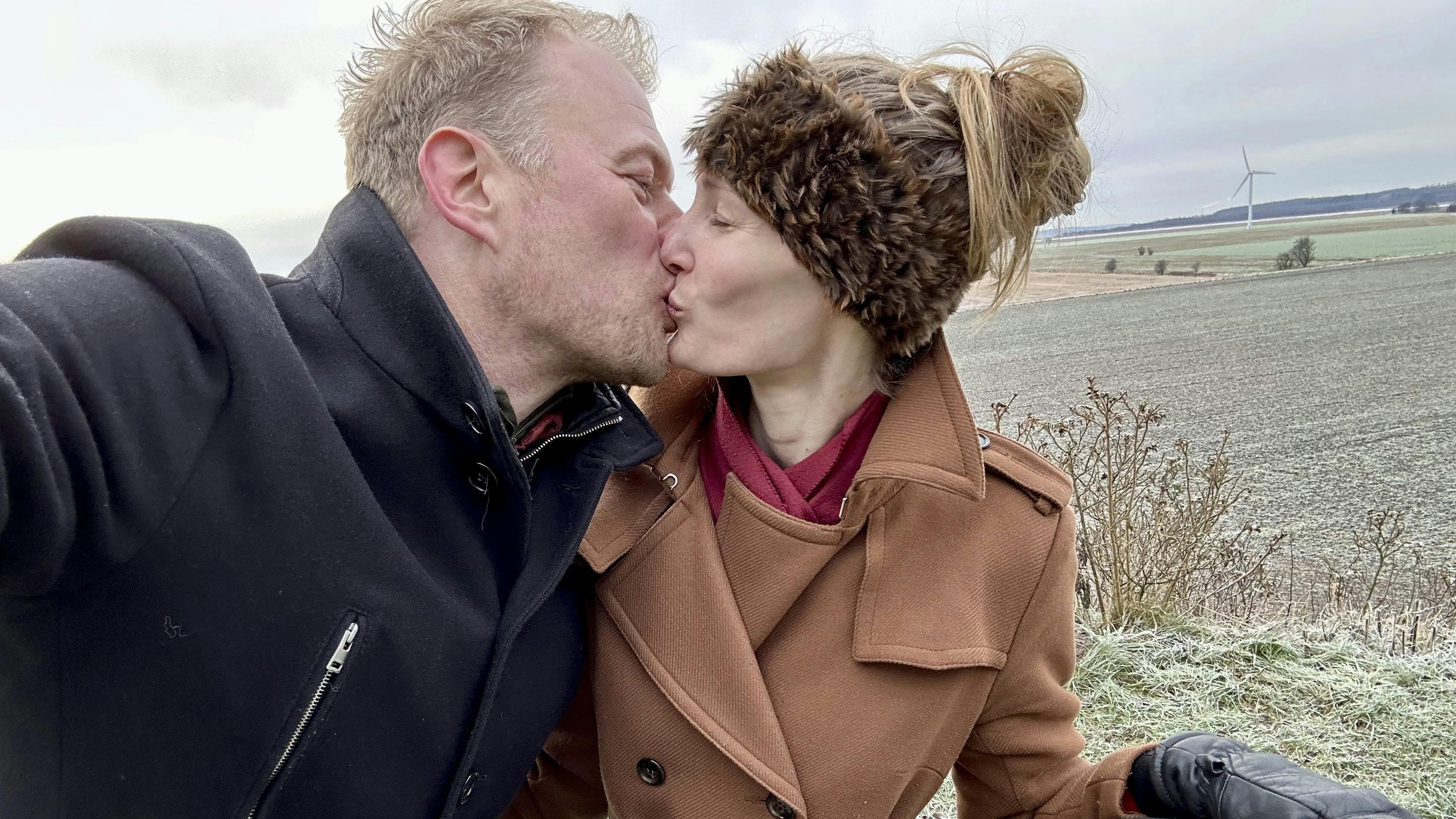 Christian Degn og Trine Johnst Vammen kysser, da de blev forlovede.