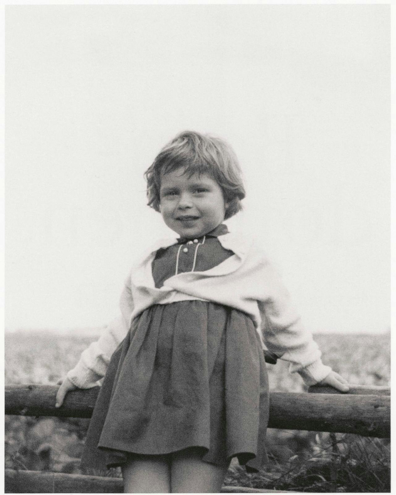 Sanne Salomonsen som barn i kjole