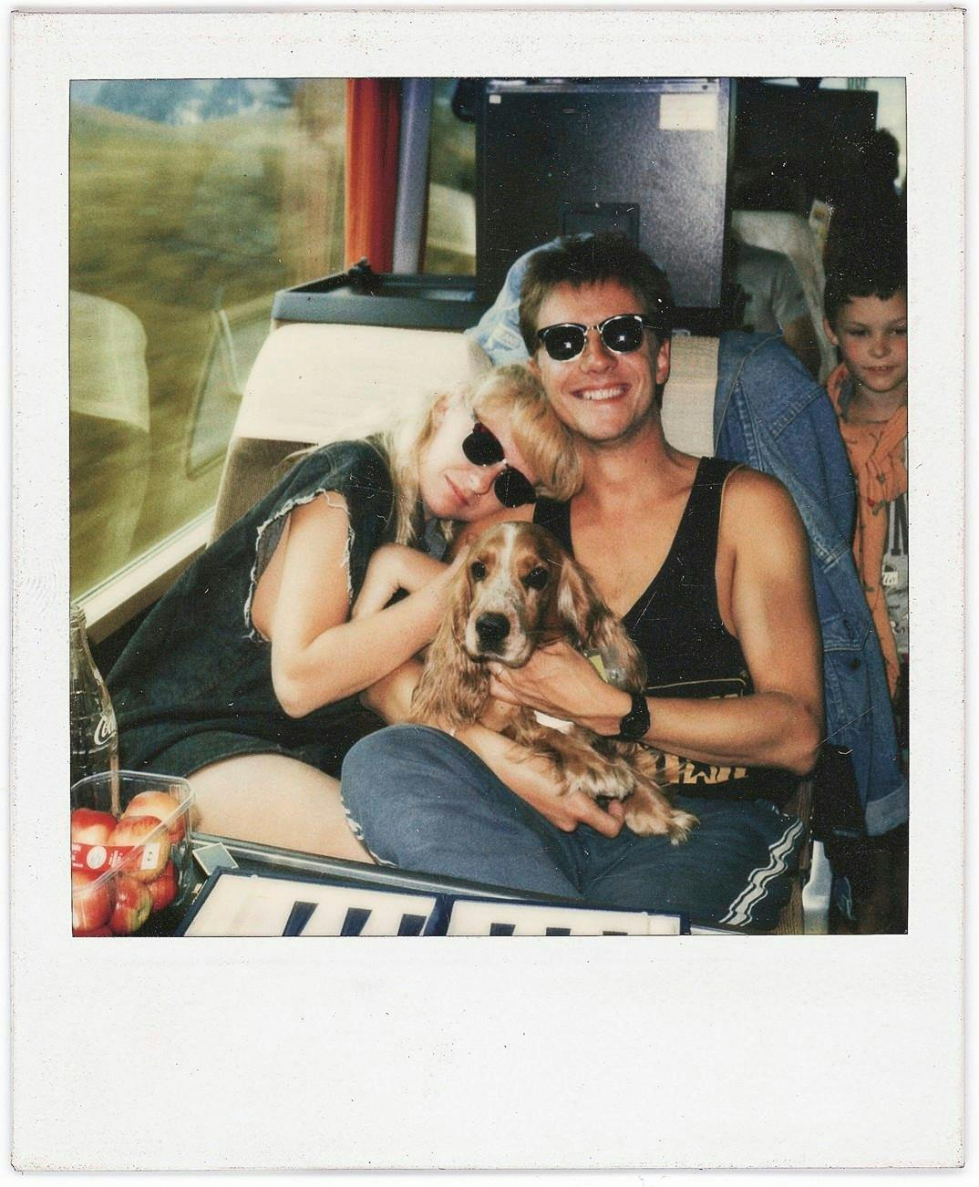 Sanne Salomonsen og Mats Ronander i en bus sammen med en hund.