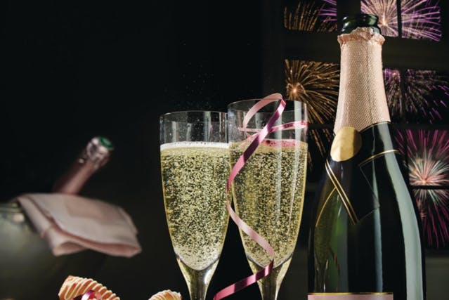 Champagne og to fyldte champagneglas