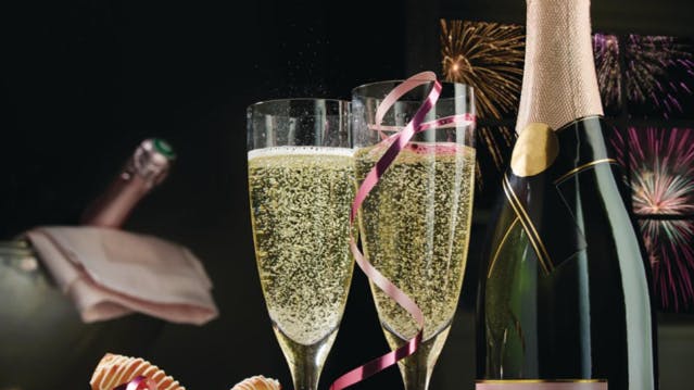 Champagne og to fyldte champagneglas