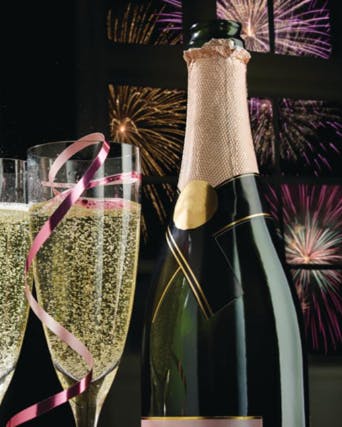 Champagne og to fyldte champagneglas