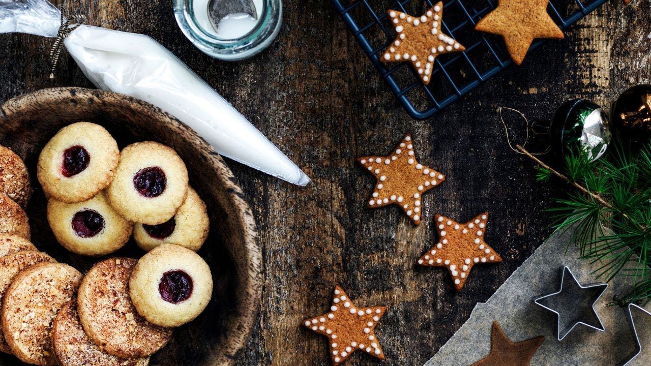 Kryddersmåkager formet som stjerner med hvid glasur