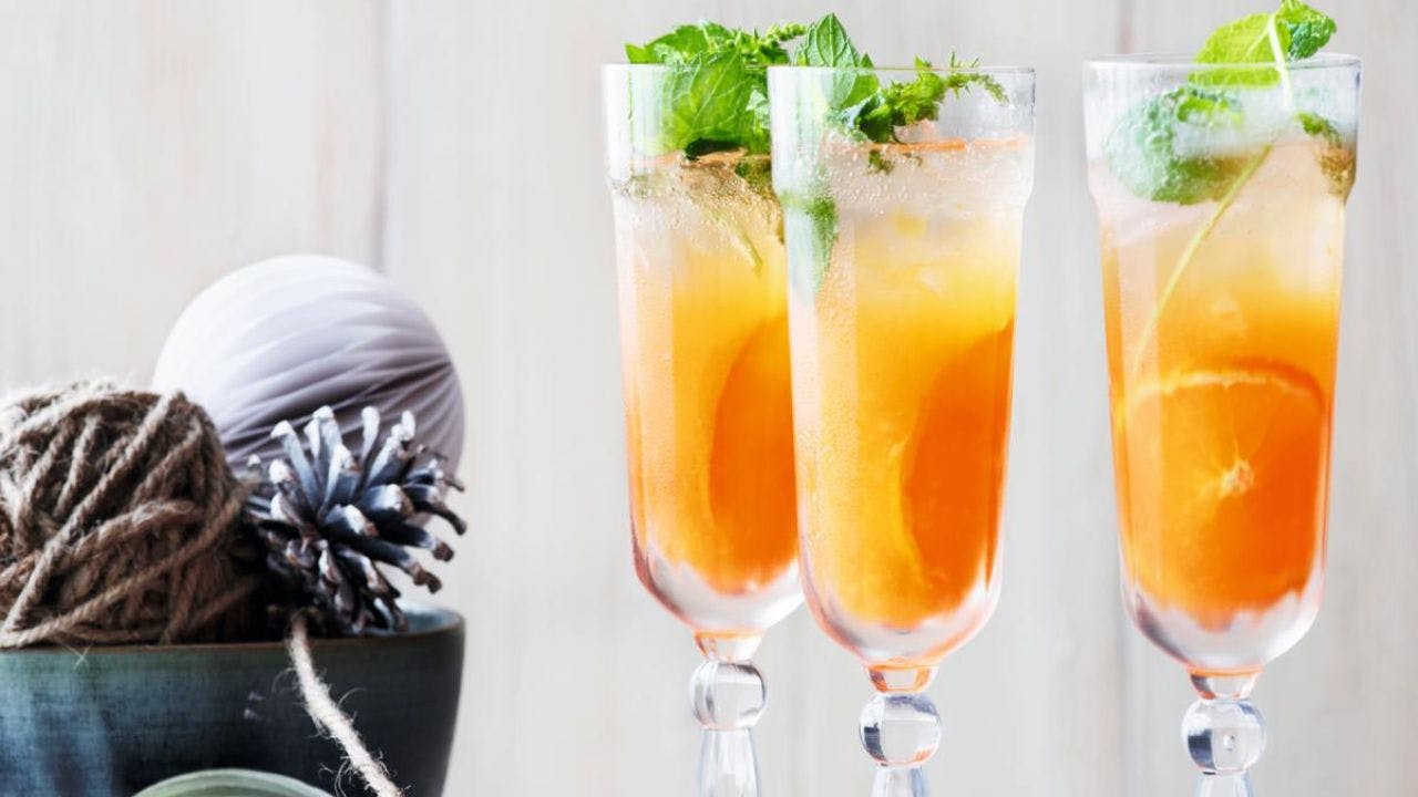 champagne i glas med pynt på kanten