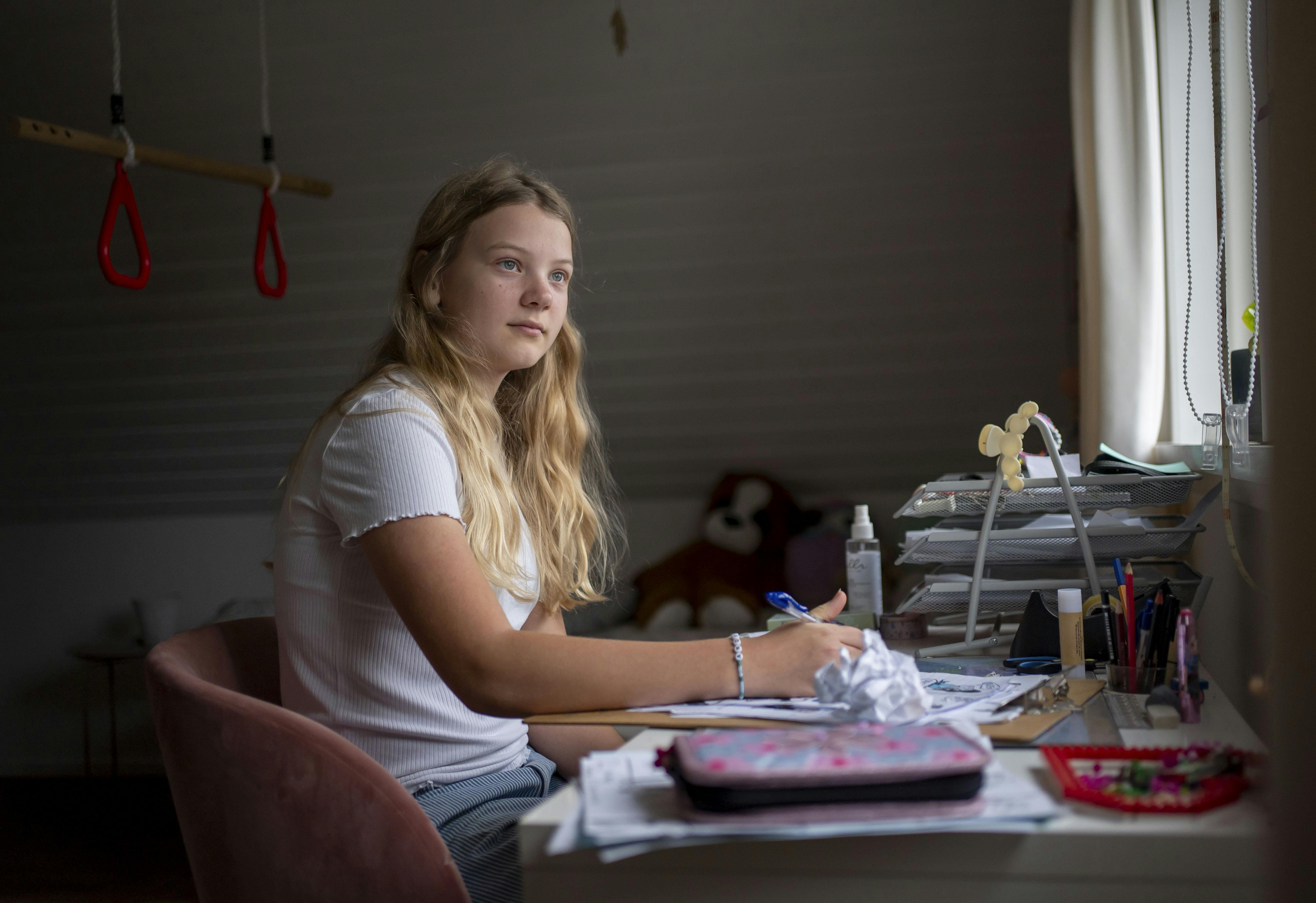 Højtbegavede Andrea Kastberg Rasmussen i færd med dagens lektier på sit værelse.