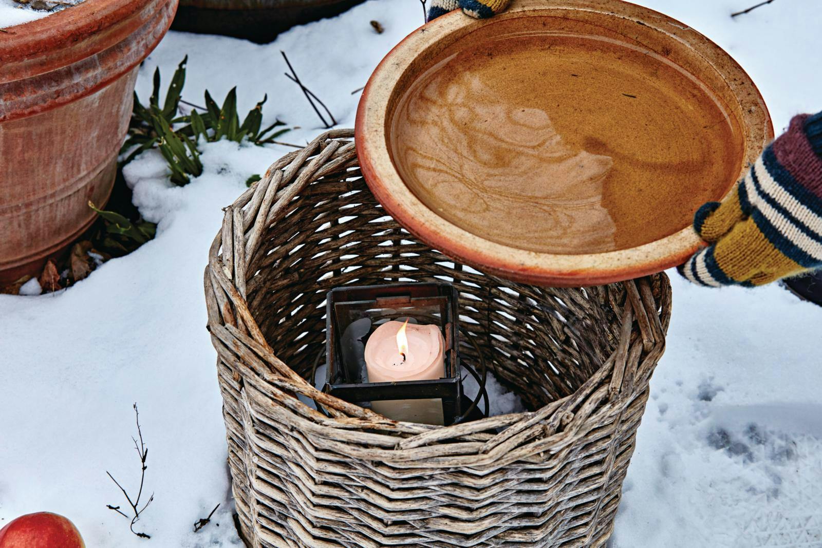 Kurv med bloklys og underskål med vand