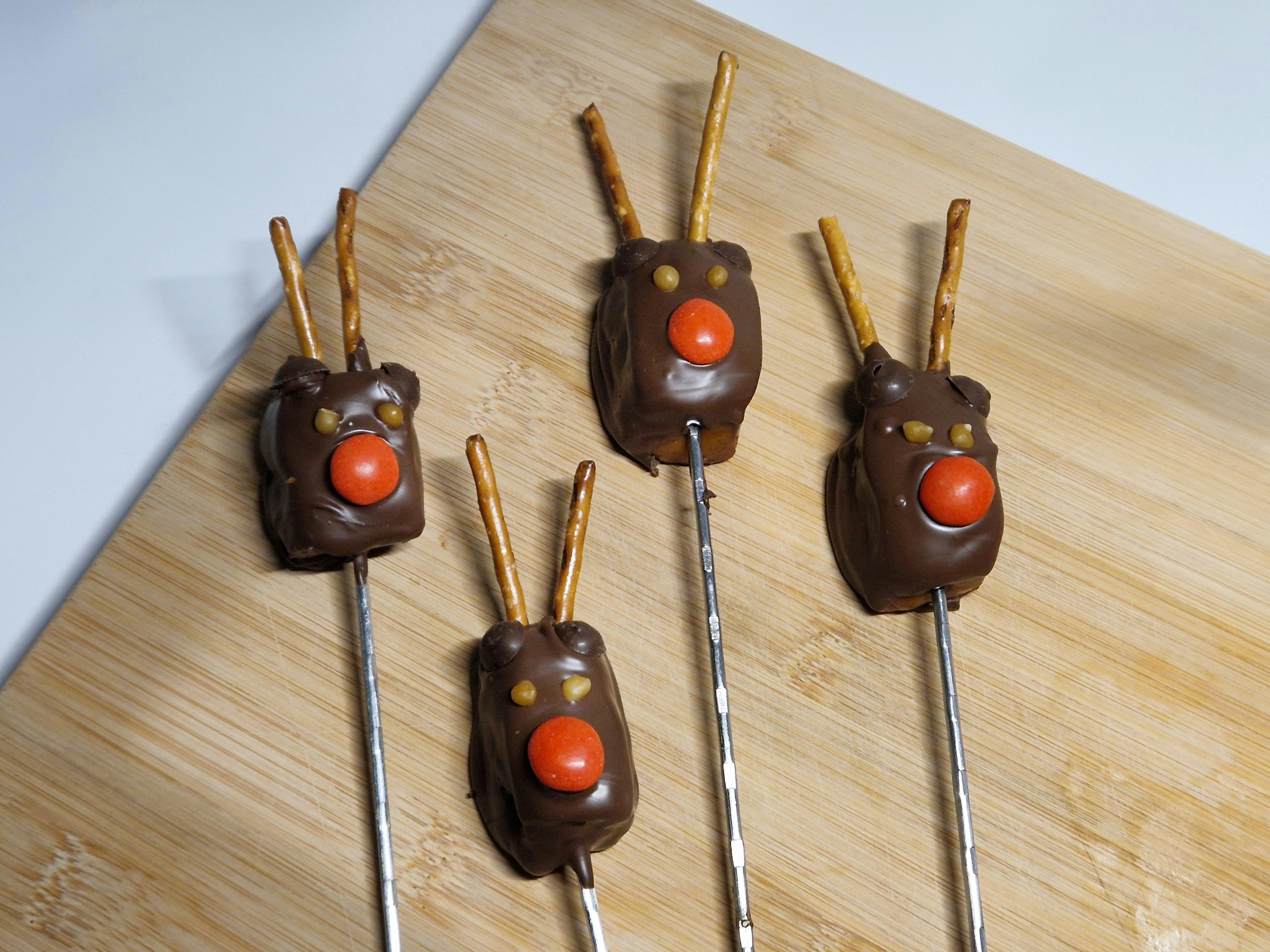 Karameller dyppet i chokolade og pyntet som rensdyret Rudolf