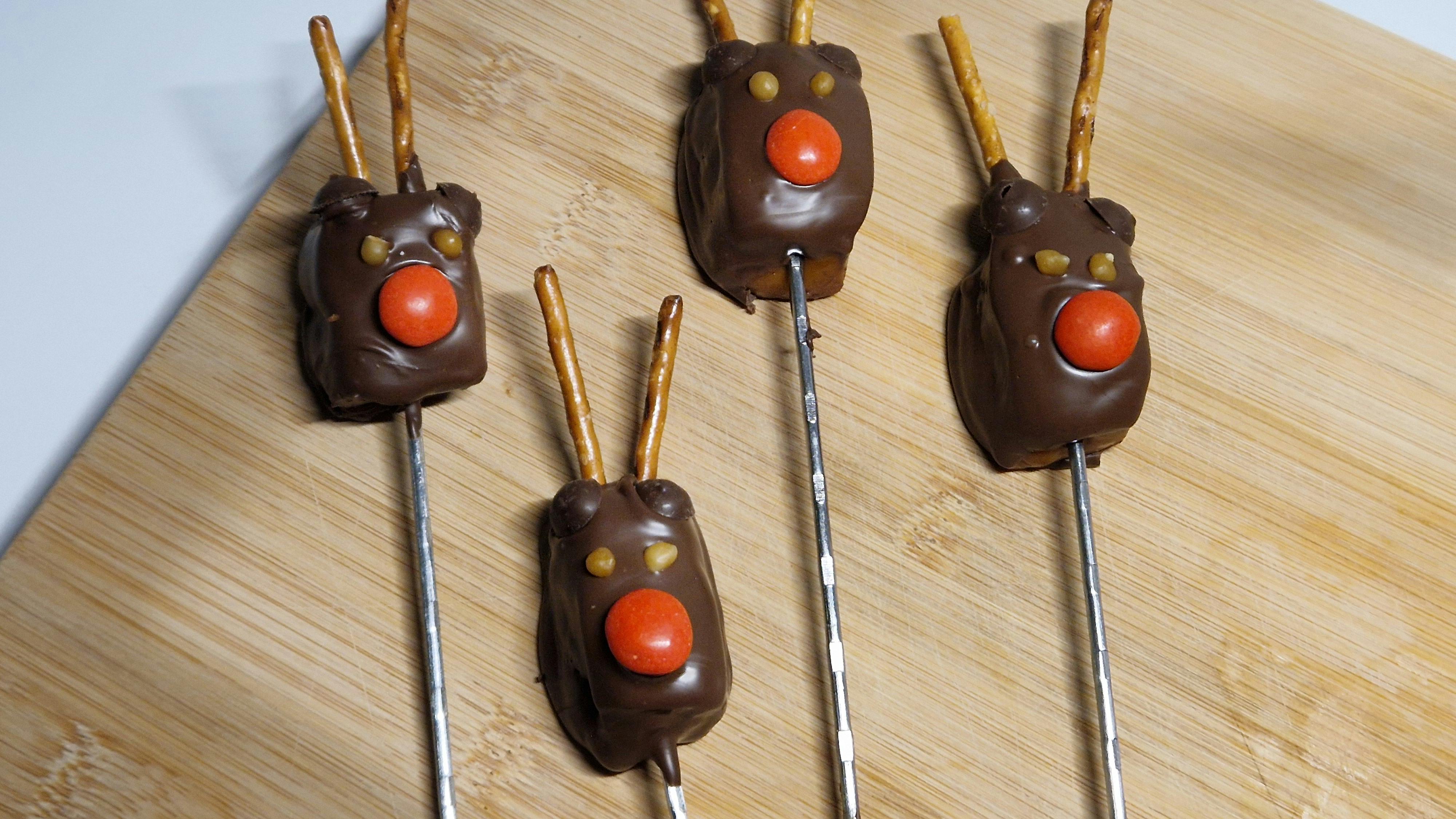 Karameller dyppet i chokolade og pyntet som rensdyret Rudolf