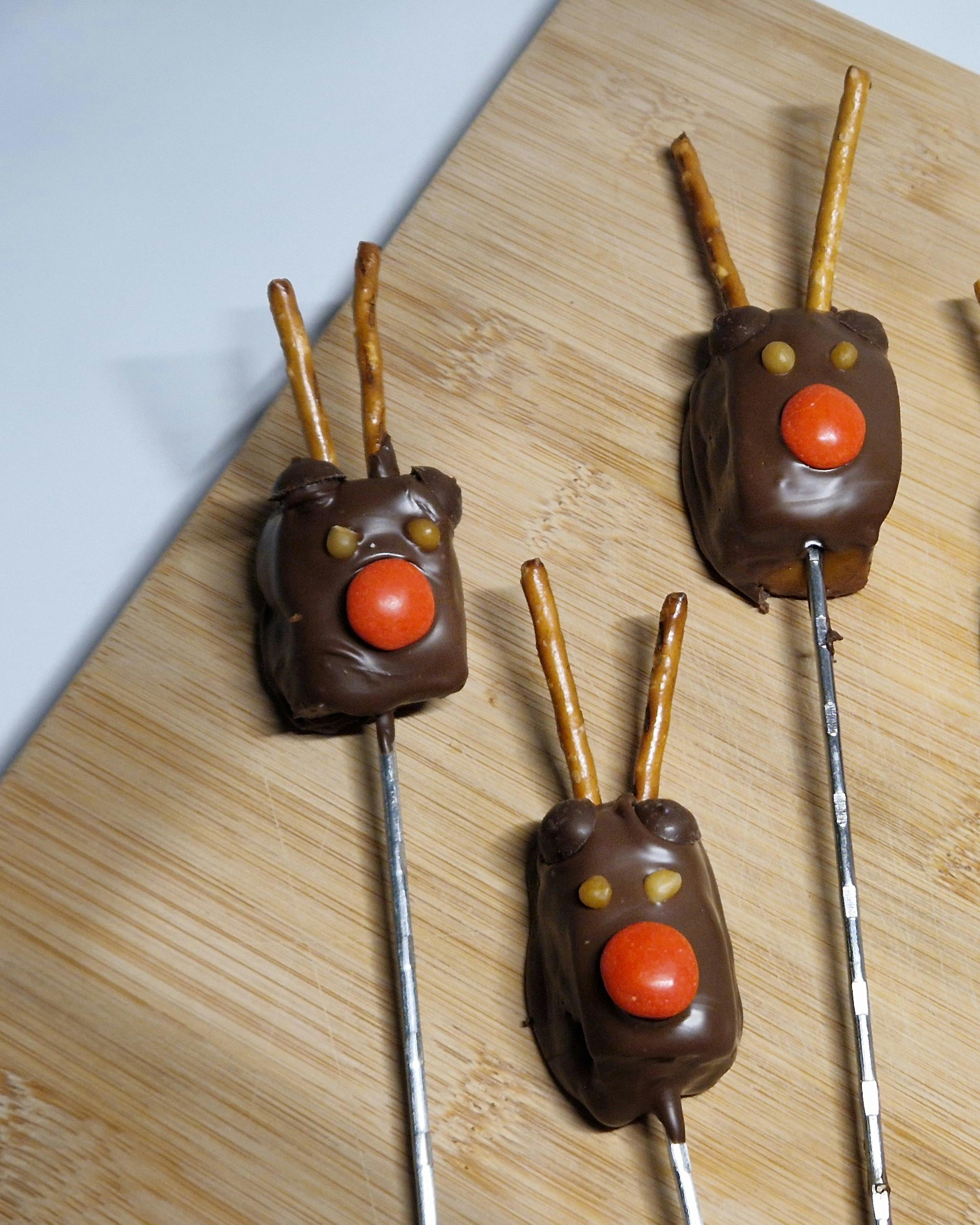 Karameller dyppet i chokolade og pyntet som rensdyret Rudolf