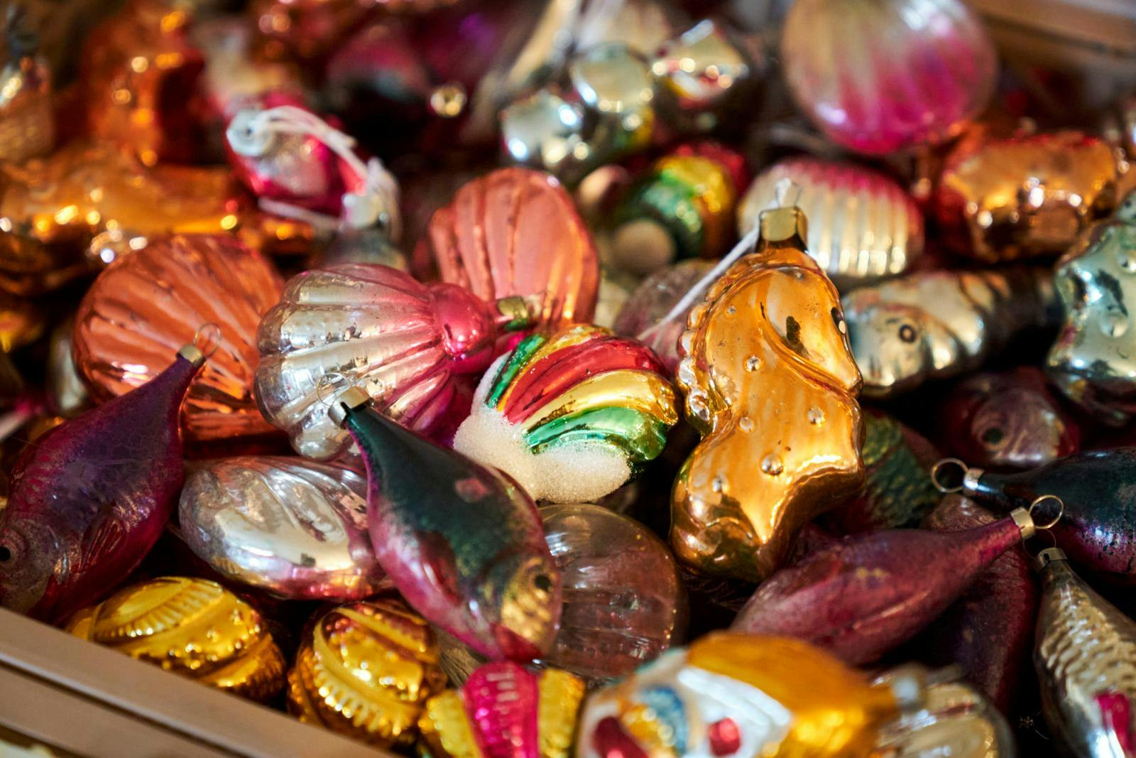 Forskelligt gammelt julepynt i flotte farver