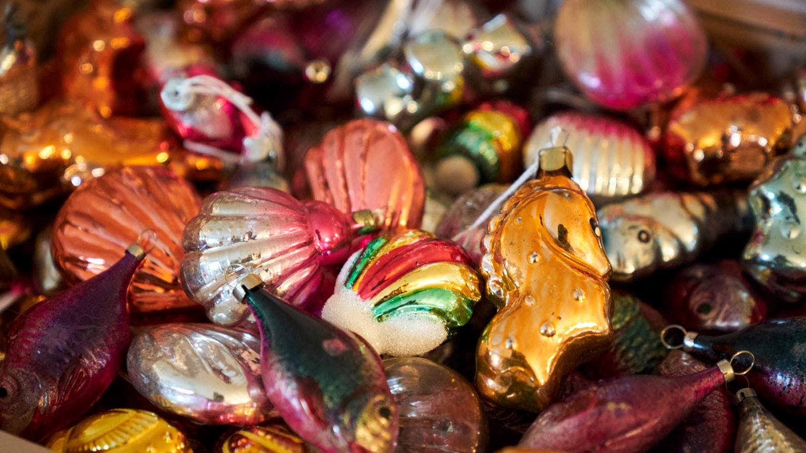 Forskelligt gammelt julepynt i flotte farver