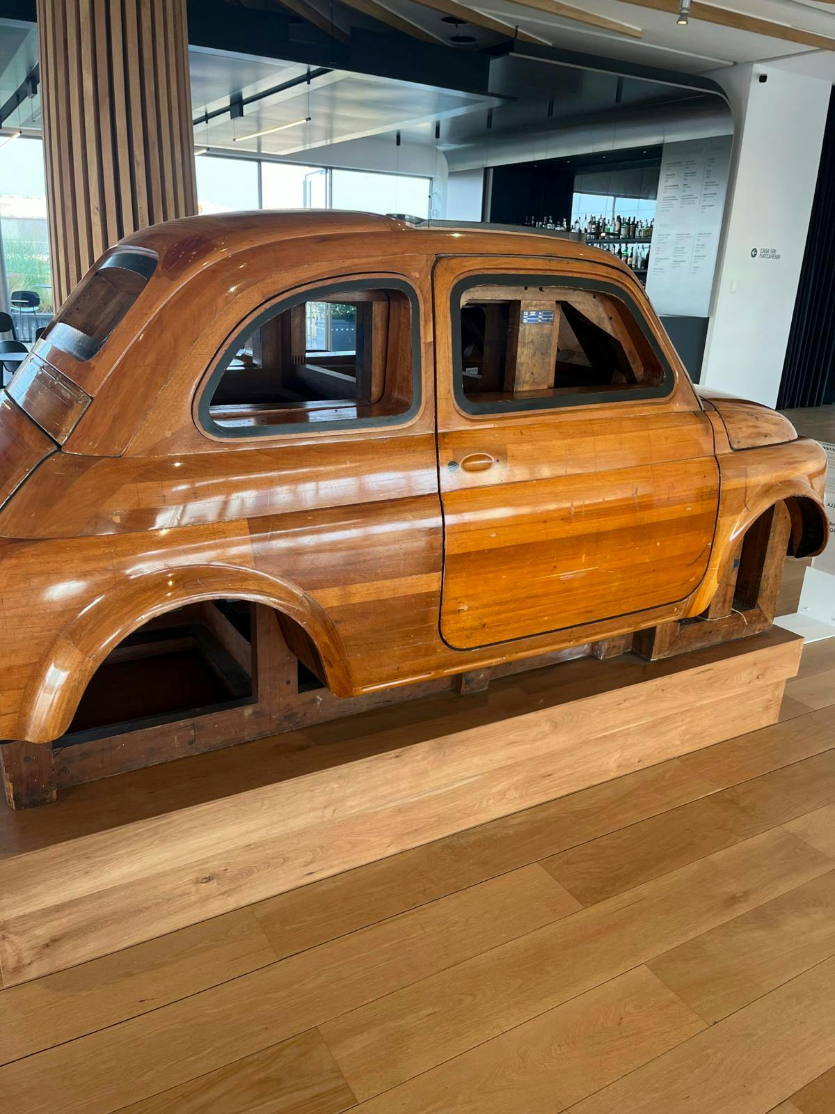 Et bilskelet i træ.