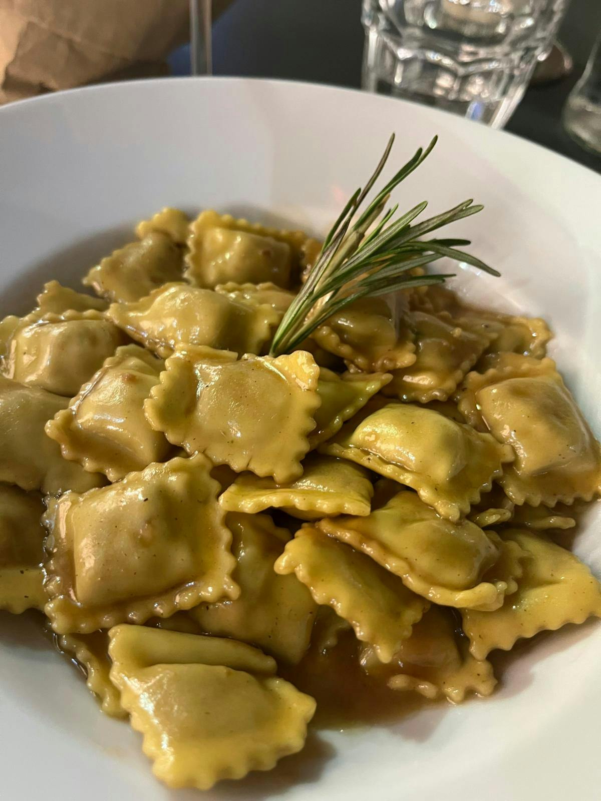 En tallerken med ravioli set tær på.